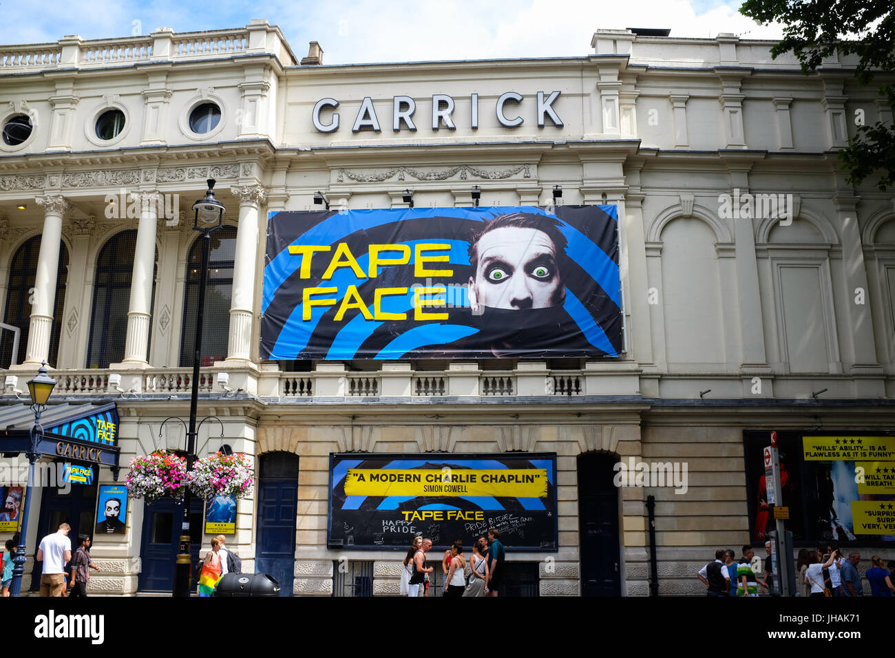 Faccia del nastro che mostra a Londra il Garrick Theatre durante l'estate del 2017. Foto Stock