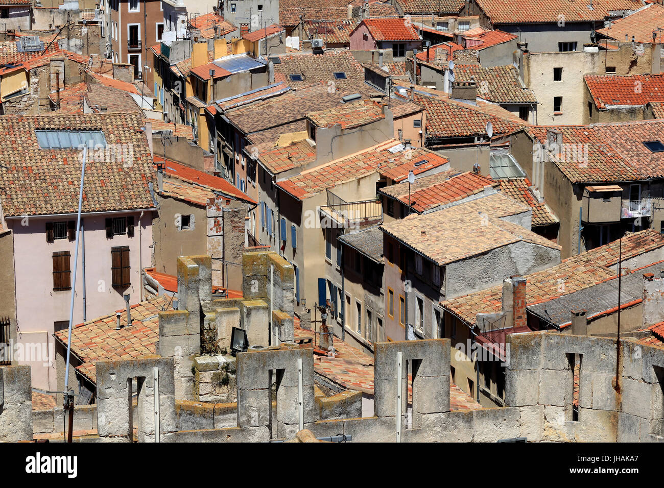 Vista in elevazione dei tetti di narbone città vecchia, Francia. Foto Stock