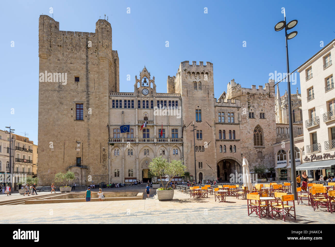 Arcivescovi' Palace e la piazza del mercato in Narbonne Foto Stock