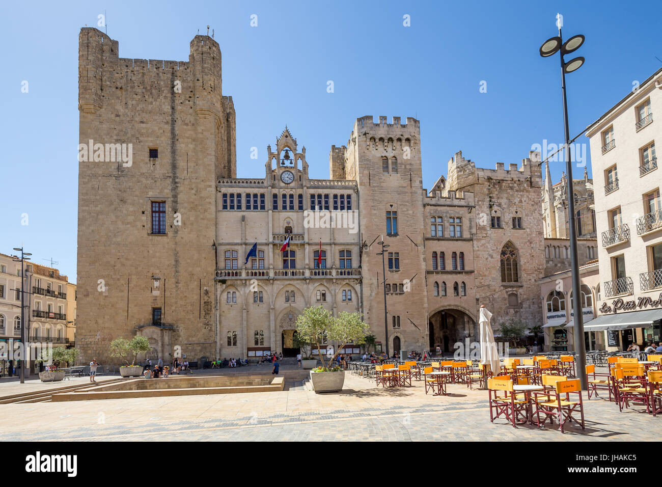 Arcivescovi' Palace e la piazza del mercato in Narbonne Foto Stock
