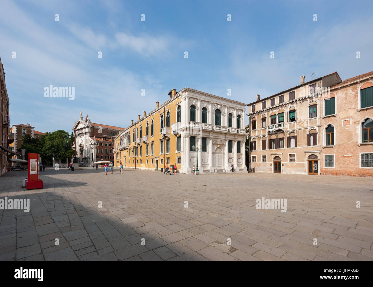 Immagini di Venezia meno conosciuta: Un antico palazzo nel mezzo di una piazza campo nella zona di San Marco Foto Stock
