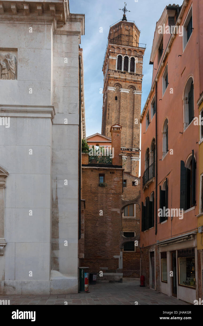 La vera Venezia - il campanile pendente della chiesa di Santo Stefano (Saint Stephen) nel sestiere di San Marco area Foto Stock