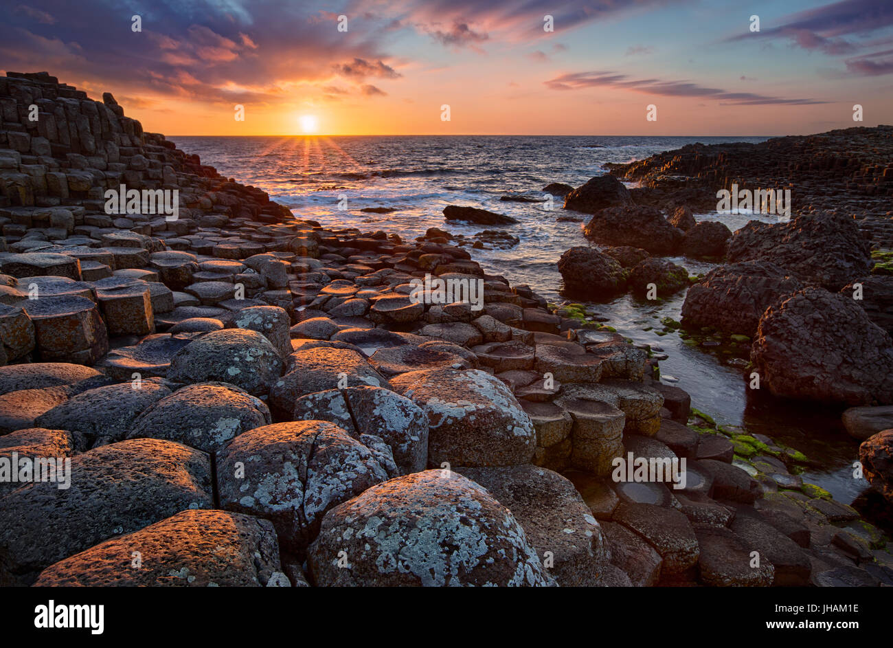 Tramonto su colonne di basalto Giant's Causeway, County Antrim, Irlanda del Nord Foto Stock