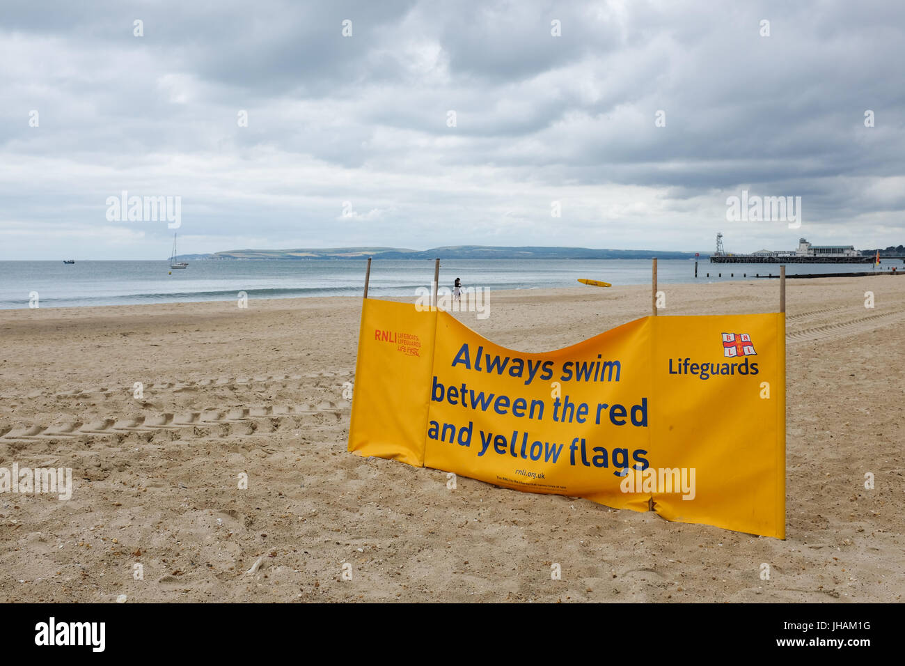 Un avviso di sicurezza per i bagnanti sulla spiaggia di Bournemouth in Dorest, Inghilterra. Foto Stock