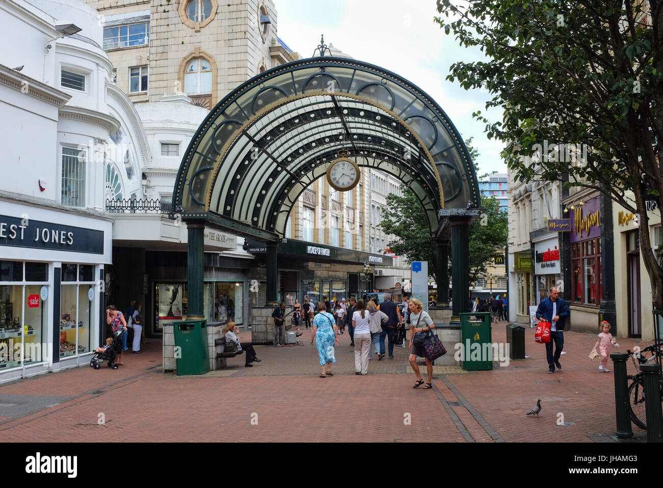 Sezione pedonale della vecchia strada di Christchurch in Bournemouth Dorset, Inghilterra. Foto Stock