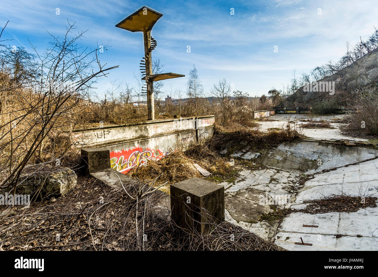 Svuotare il vecchio incolto eseguire una piscina con trampolino, parte della ex lussuoso sito denominato Barrandov, costruito da V.M. Havel nei pressi della città di Praga Foto Stock