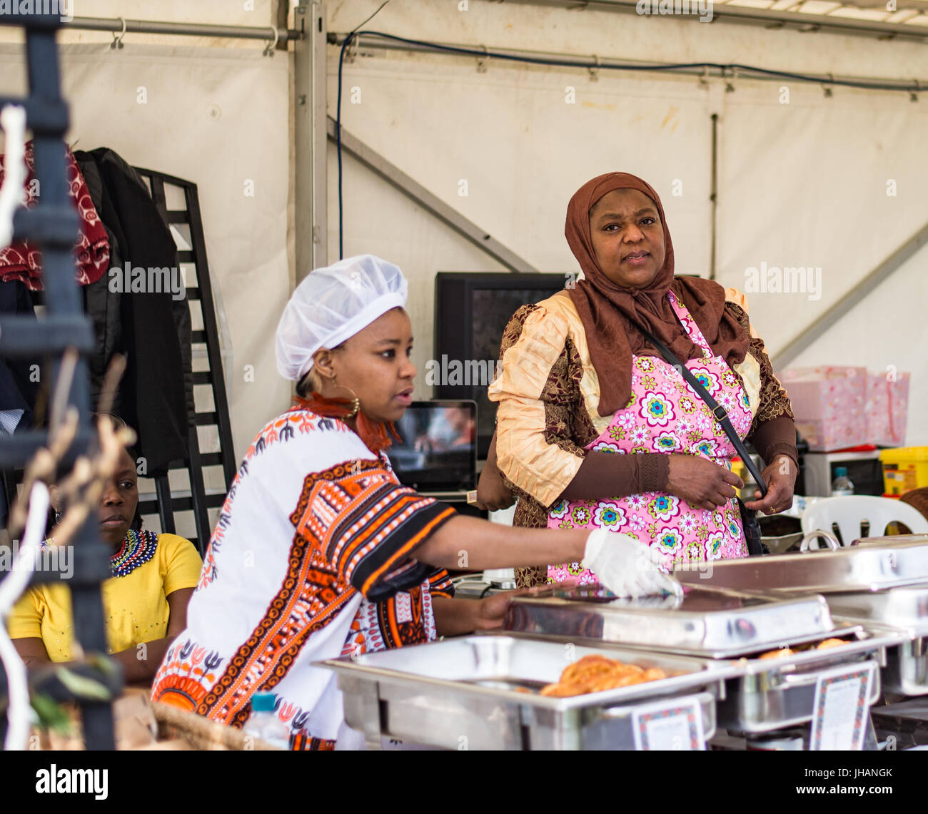 Onorevoli colleghe che serve cibo africano a Manx Food & Drink Festival a Willa Marina Foto Stock