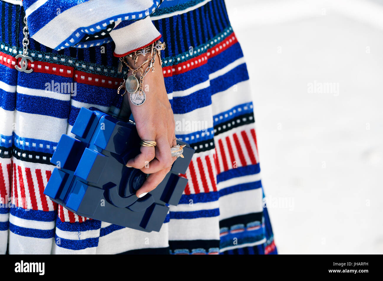 Street style a Chanel, settimana della moda di Parigi HF il 2017-2018, Le Grand-Palais, Parigi, Francia Foto Stock