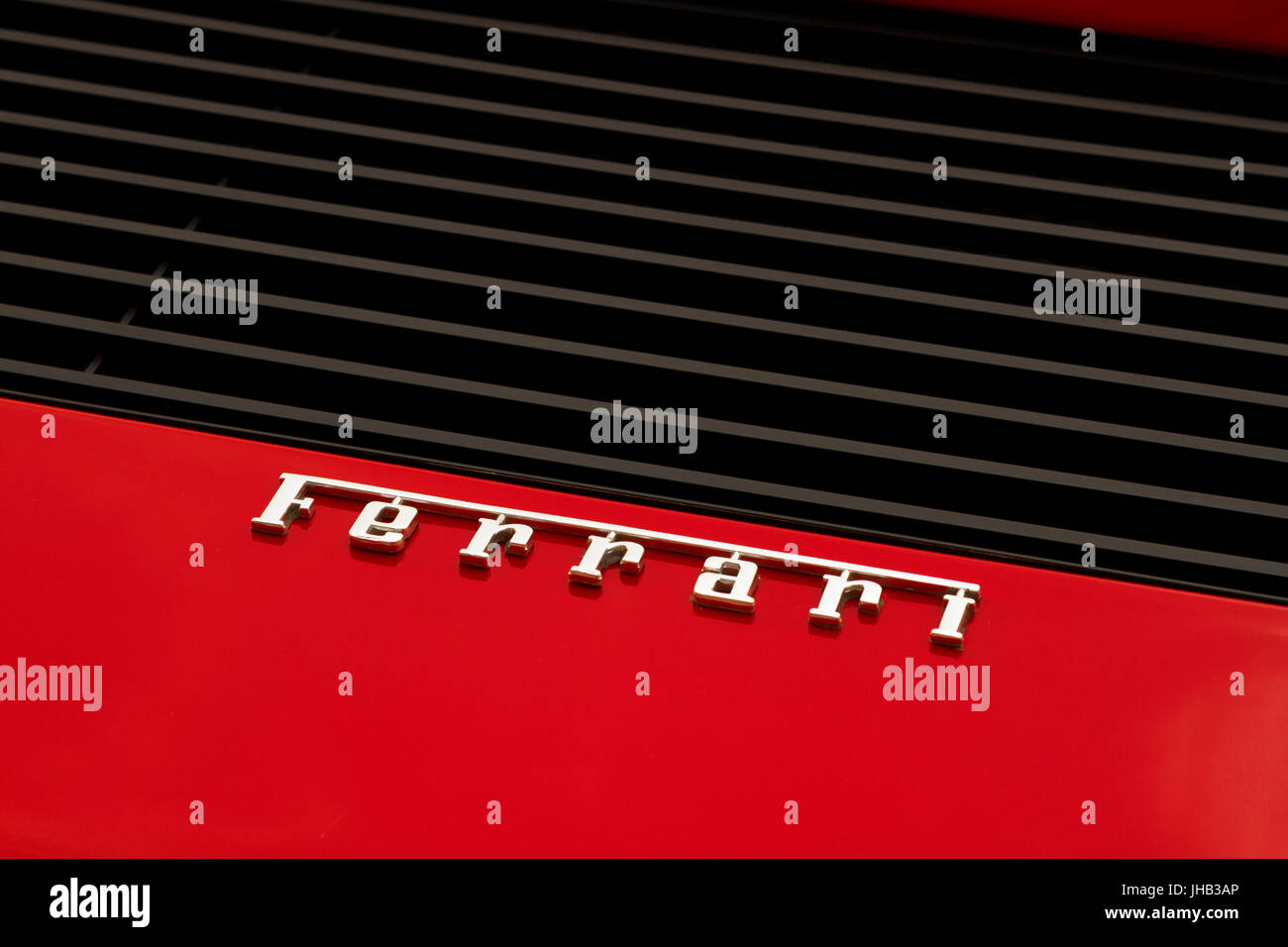 Ferrari logo su una Ferrari Testarossa. Supercar e lusso auto sportive in mostra durante la Torino Car Show. Foto Stock