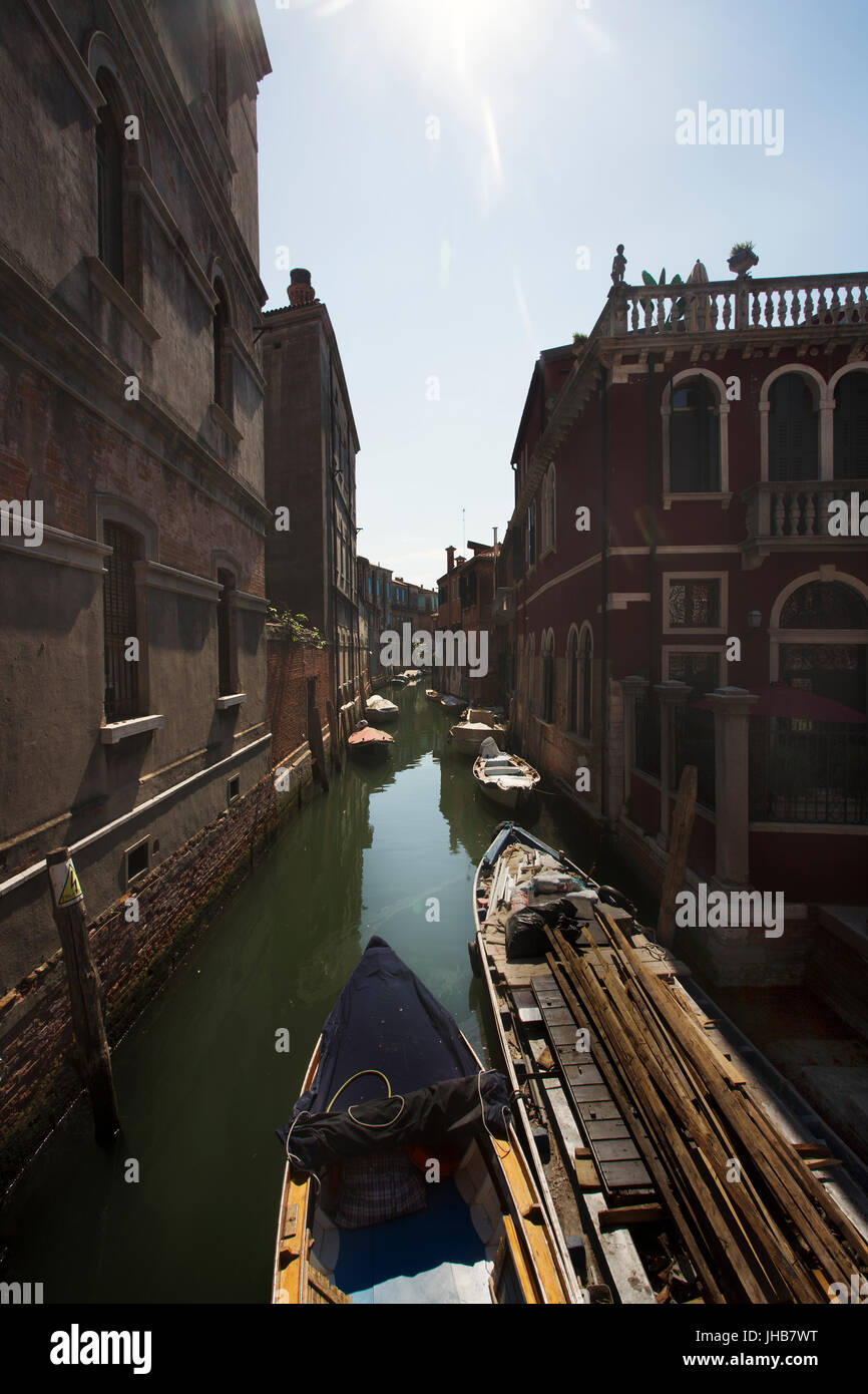 Acqua bella canali di Venezia, Italia, Europa. Una popolare destinazione di viaggio per i turisti a livello internazionale.colori vibranti e gondole, barche, pittoresco. Foto Stock
