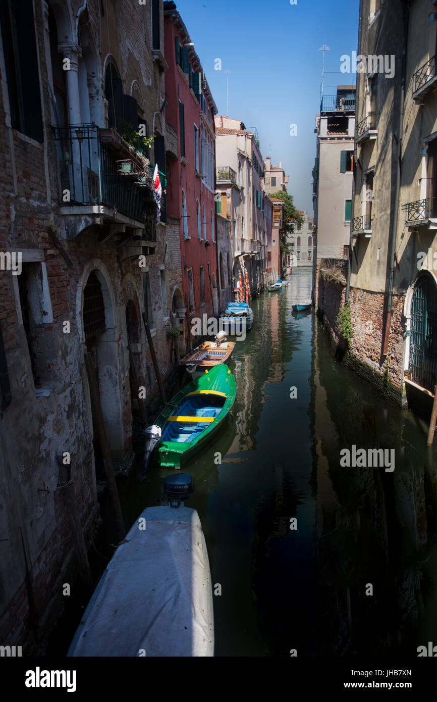 Acqua bella canali di Venezia, Italia, Europa. Una popolare destinazione di viaggio per i turisti a livello internazionale.colori vibranti e gondole, barche, pittoresco. Foto Stock