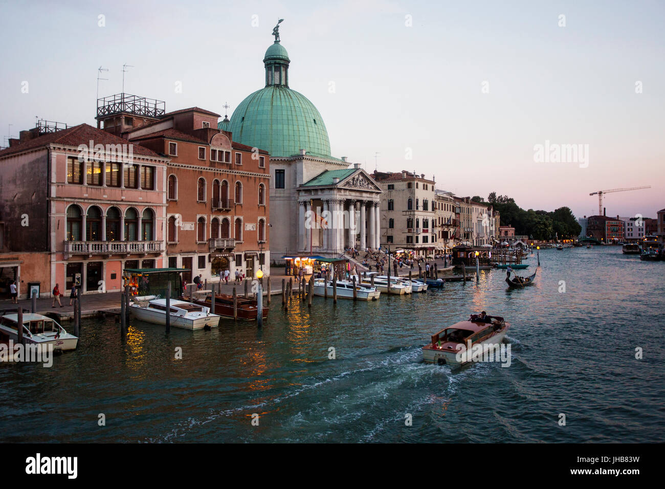 La cattura di Venezia, Italia e Europa all ora d'oro, tramonto, crepuscolo con vivaci colori romantici. Una famosa destinazione turistica per i viaggi e la storia, il cibo. Foto Stock