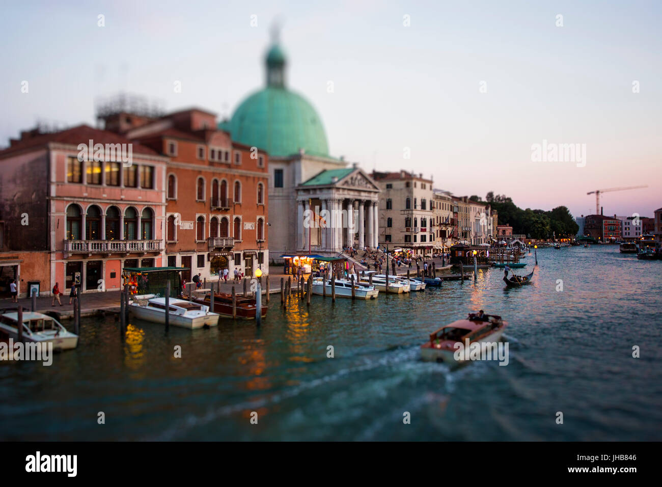 La cattura di Venezia, Italia e Europa all ora d'oro, tramonto, crepuscolo con vivaci colori romantici. Una famosa destinazione turistica per i viaggi e la storia, il cibo. Foto Stock