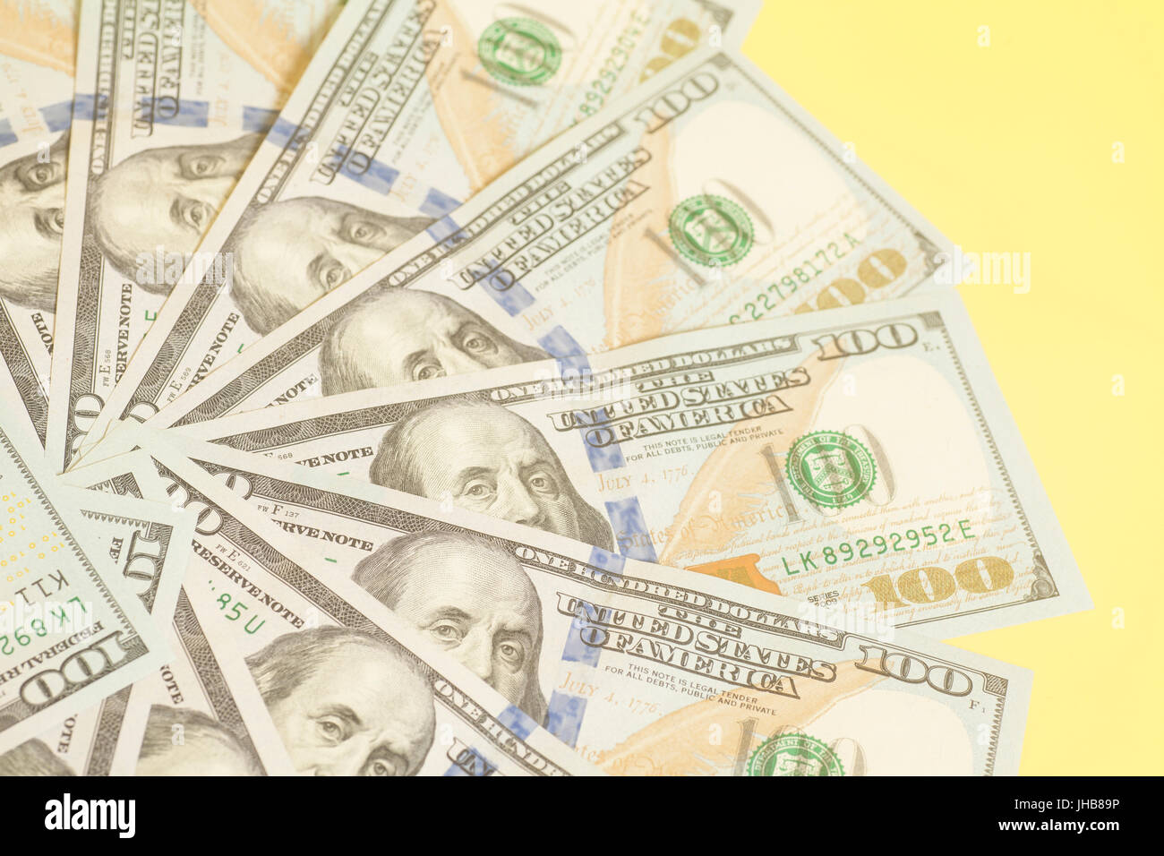 Cerchio formato da centinaia di dollari US fatture Foto Stock
