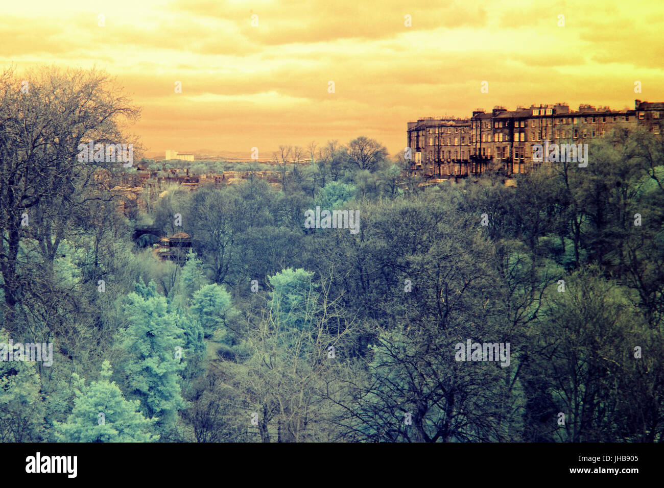 Edinburgh, Regno Unito infra red fotocamera scatti stile gotico Dean Gardens tenements terrazzati vicino a Dean Villaggio sull'acqua di Leith infrarossi Foto Stock