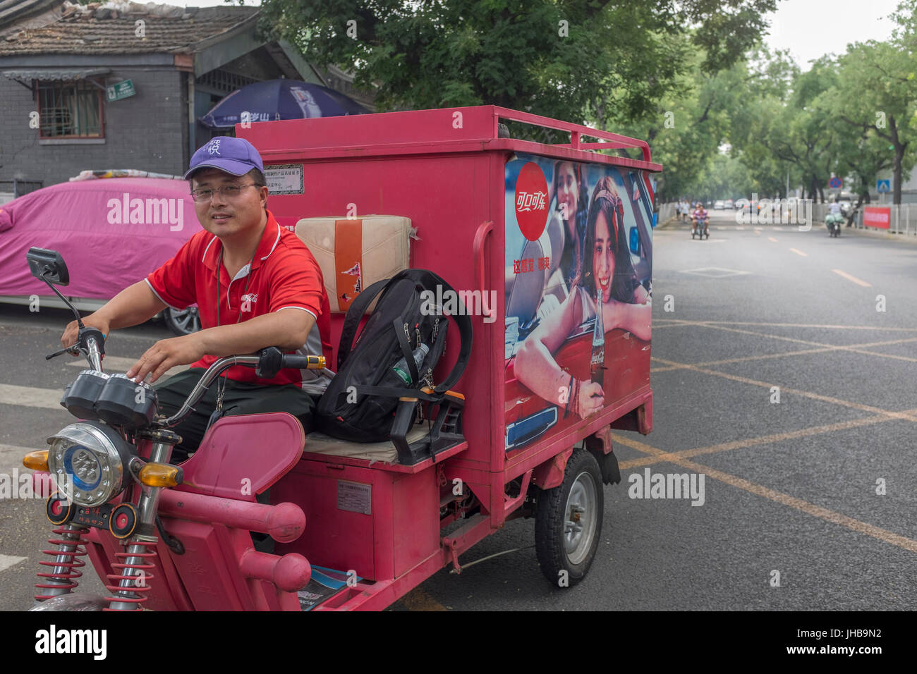 Un triciclo elettrico dispone di Coca Cola per celebrare il centesimo compleanno del suo contorno bottiglia nel 2015 con un anno di campagna a Pechino, in Cina. Foto Stock