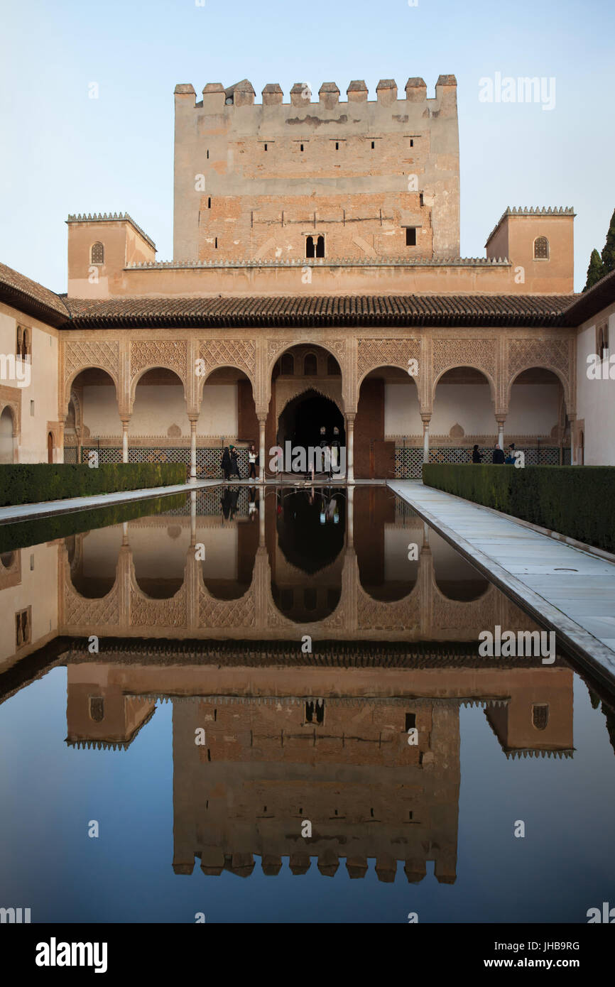 Corte dei Mirti (Patio de los Arrayanes), noto anche come il Patio del laghetto (Patio del Estanque) nel Palazzo di Comares (Palacio de Comares) nel complesso di palazzi Nasrid (Palacios Nazaríes) nell'Alhambra di Granada, Andalusia, Spagna. Comares Tower (Torre de Comares) è visto in background. Foto Stock