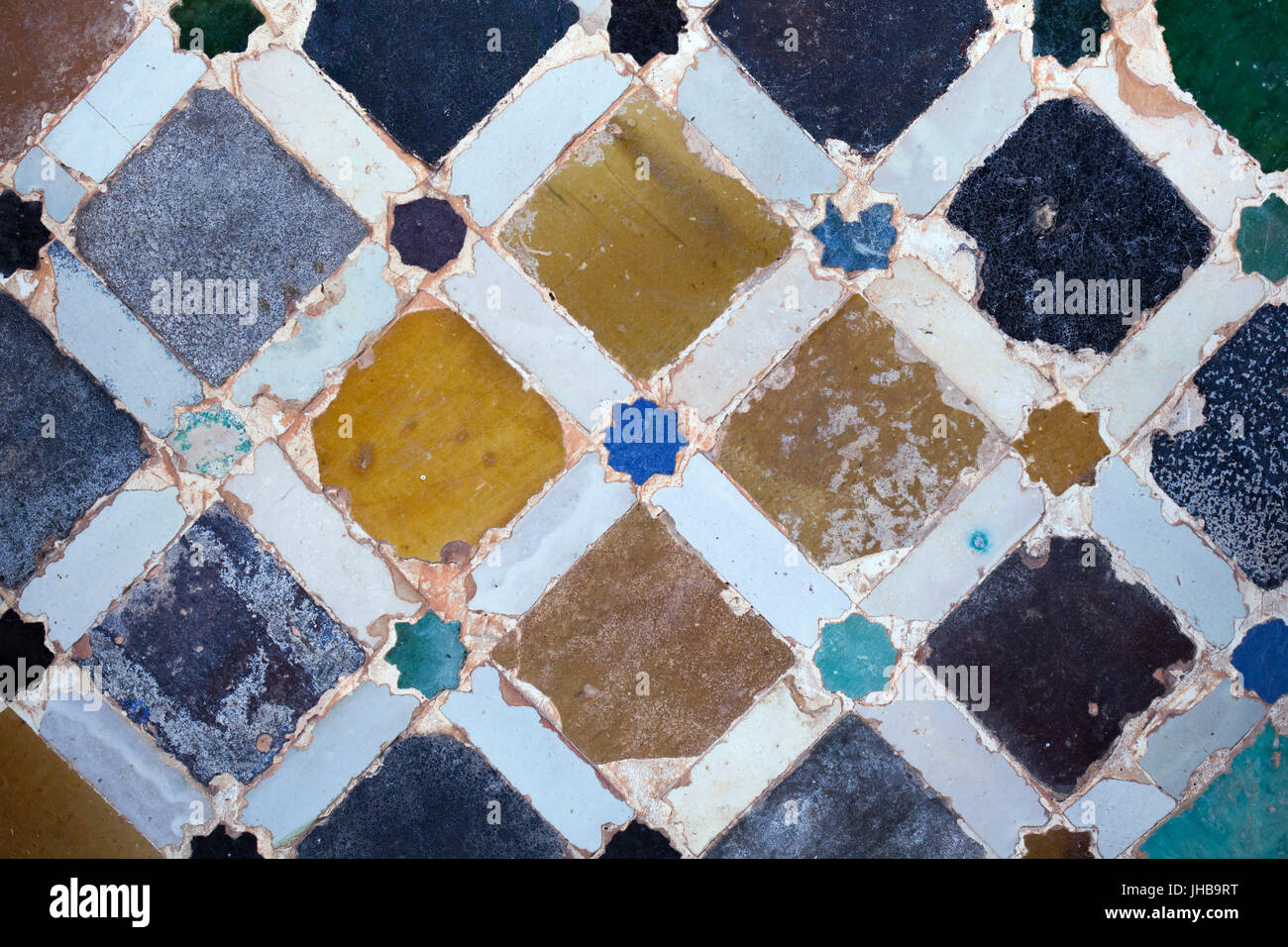 Mosaico geometrico costituito da piastrelle smaltate chiamato Alicatados dal XVI secolo alla corte del mirto (Patio de los Arrayanes), noto anche come il Patio del laghetto (Patio del Estanque) nel Palazzo di Comares (Palacio de Comares) nel complesso di palazzi Nasrid (Palacios Nazaríes) nell'Alhambra di Granada, Andalusia, Spagna. Foto Stock