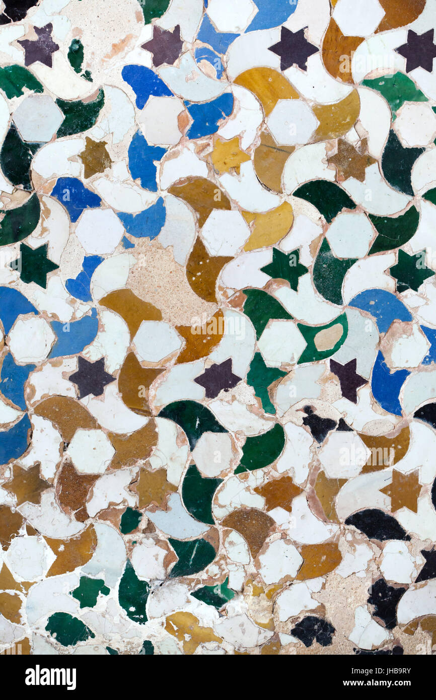 Mosaico geometrico costituito da piastrelle smaltate Alicatados chiamato alla corte del mirto (Patio de los Arrayanes), noto anche come il Patio del laghetto (Patio del Estanque) nel Palazzo di Comares (Palacio de Comares) nel complesso di palazzi Nasrid (Palacios Nazaríes) nell'Alhambra di Granada, Andalusia, Spagna. Foto Stock