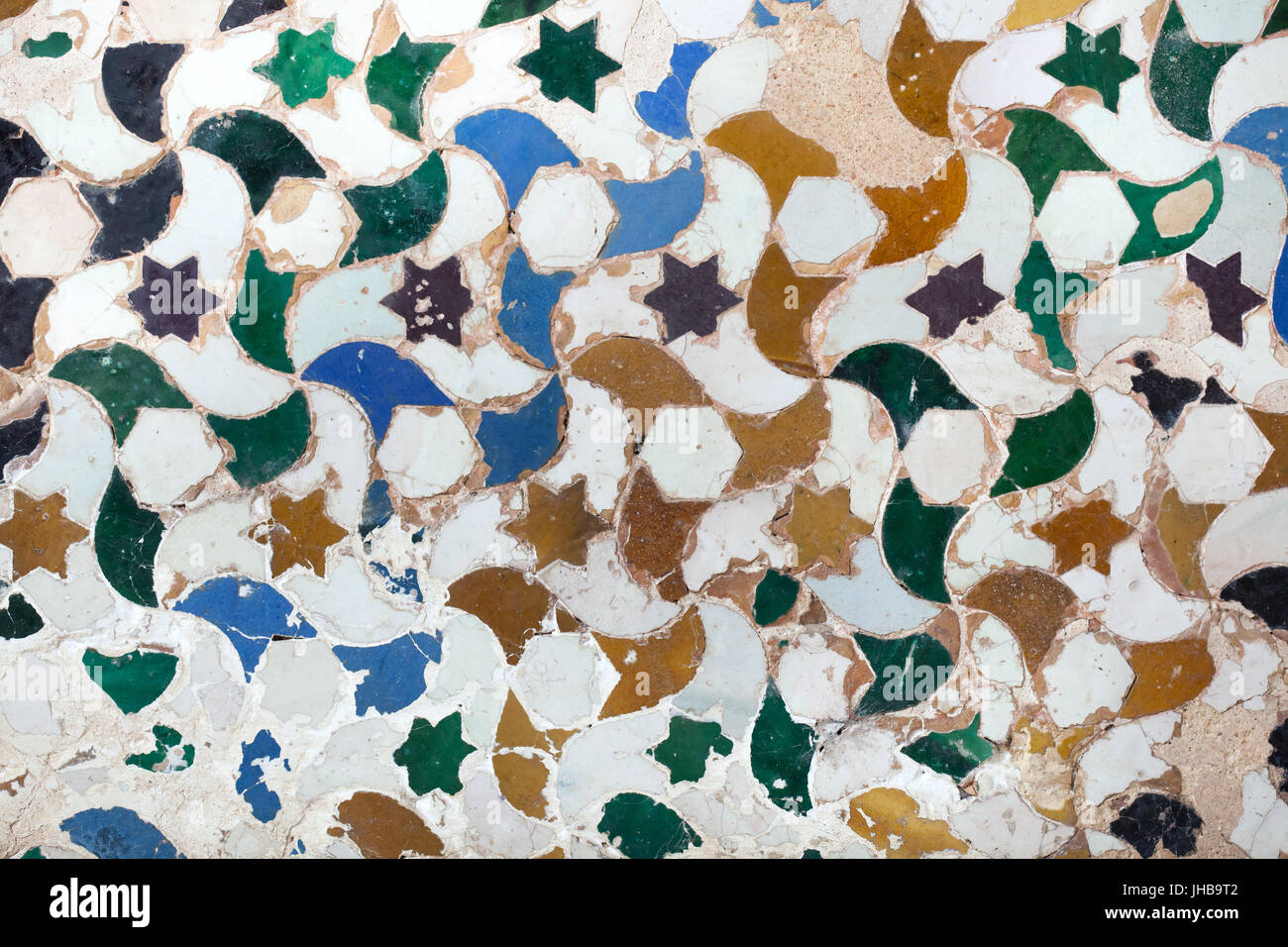 Mosaico geometrico costituito da piastrelle smaltate Alicatados chiamato alla corte del mirto (Patio de los Arrayanes), noto anche come il Patio del laghetto (Patio del Estanque) nel Palazzo di Comares (Palacio de Comares) nel complesso di palazzi Nasrid (Palacios Nazaríes) nell'Alhambra di Granada, Andalusia, Spagna. Foto Stock