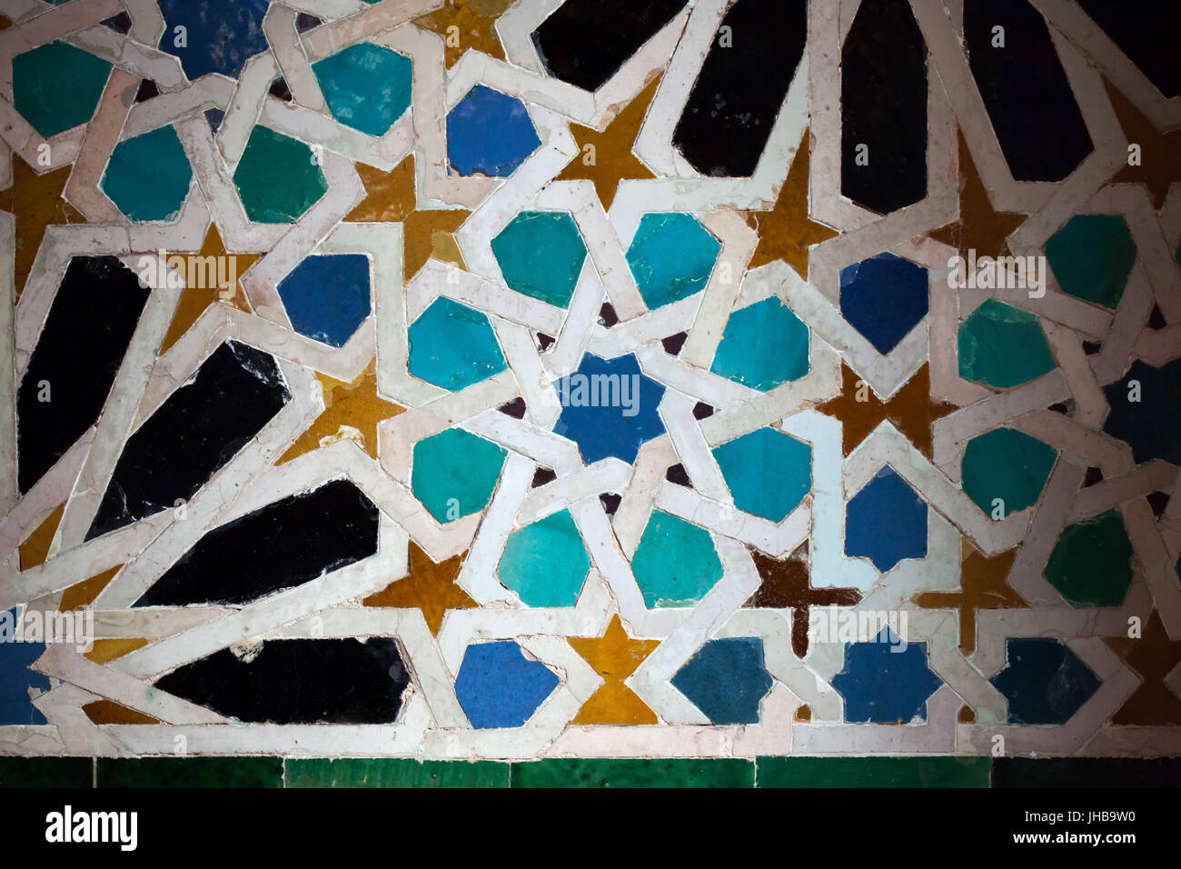 Mosaico geometrico costituito da piastrelle smaltate chiamato Alicatados nella Hall del Mexuar (Sala del Mexuar) nel complesso di palazzi Nasrid (Palacios Nazaríes) nell'Alhambra di Granada, Andalusia, Spagna. Foto Stock