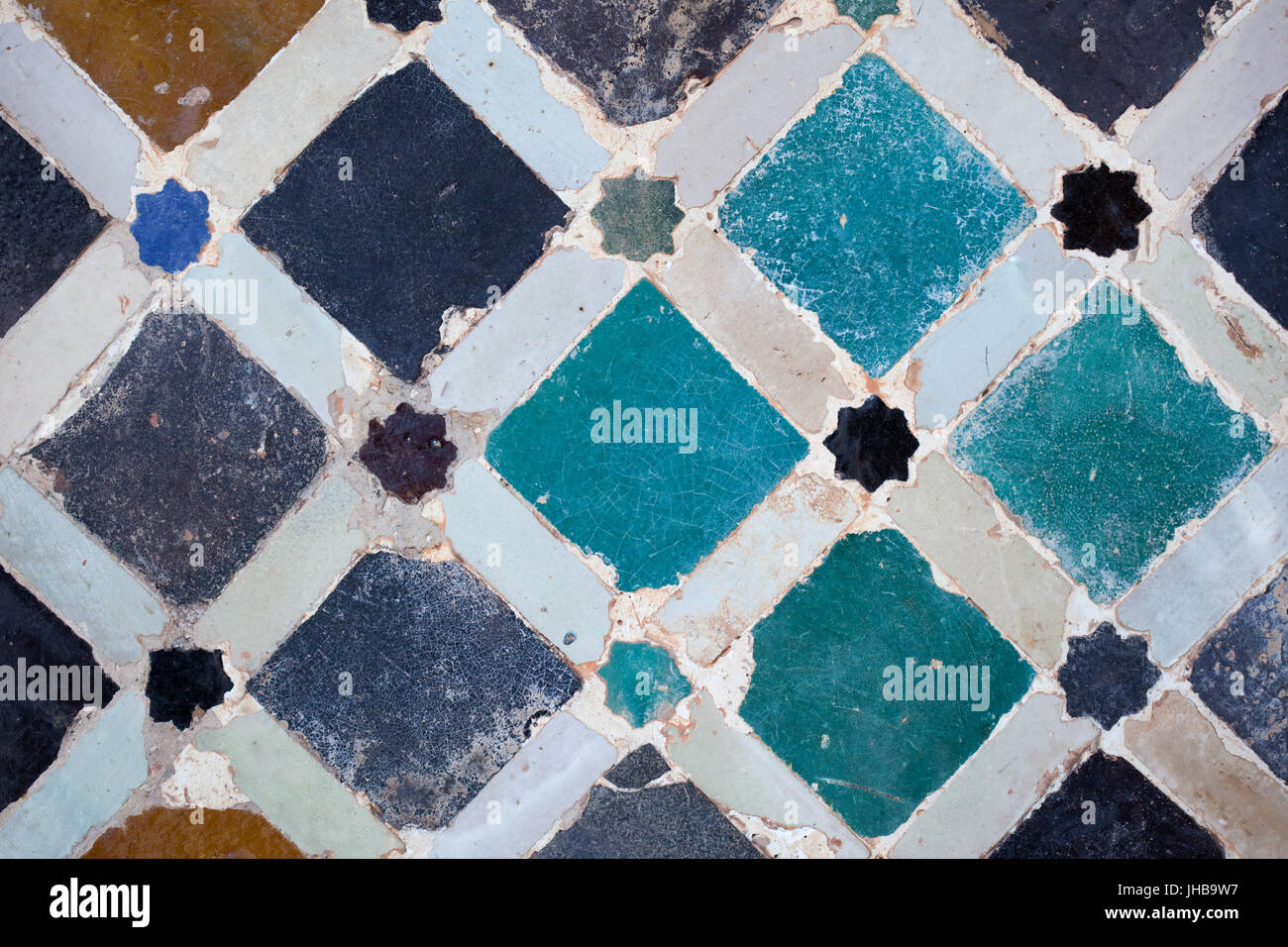 Mosaico geometrico costituito da piastrelle smaltate chiamato Alicatados dal XVI secolo alla corte del mirto (Patio de los Arrayanes), noto anche come il Patio del laghetto (Patio del Estanque) nel Palazzo di Comares (Palacio de Comares) nel complesso di palazzi Nasrid (Palacios Nazaríes) nell'Alhambra di Granada, Andalusia, Spagna. Foto Stock