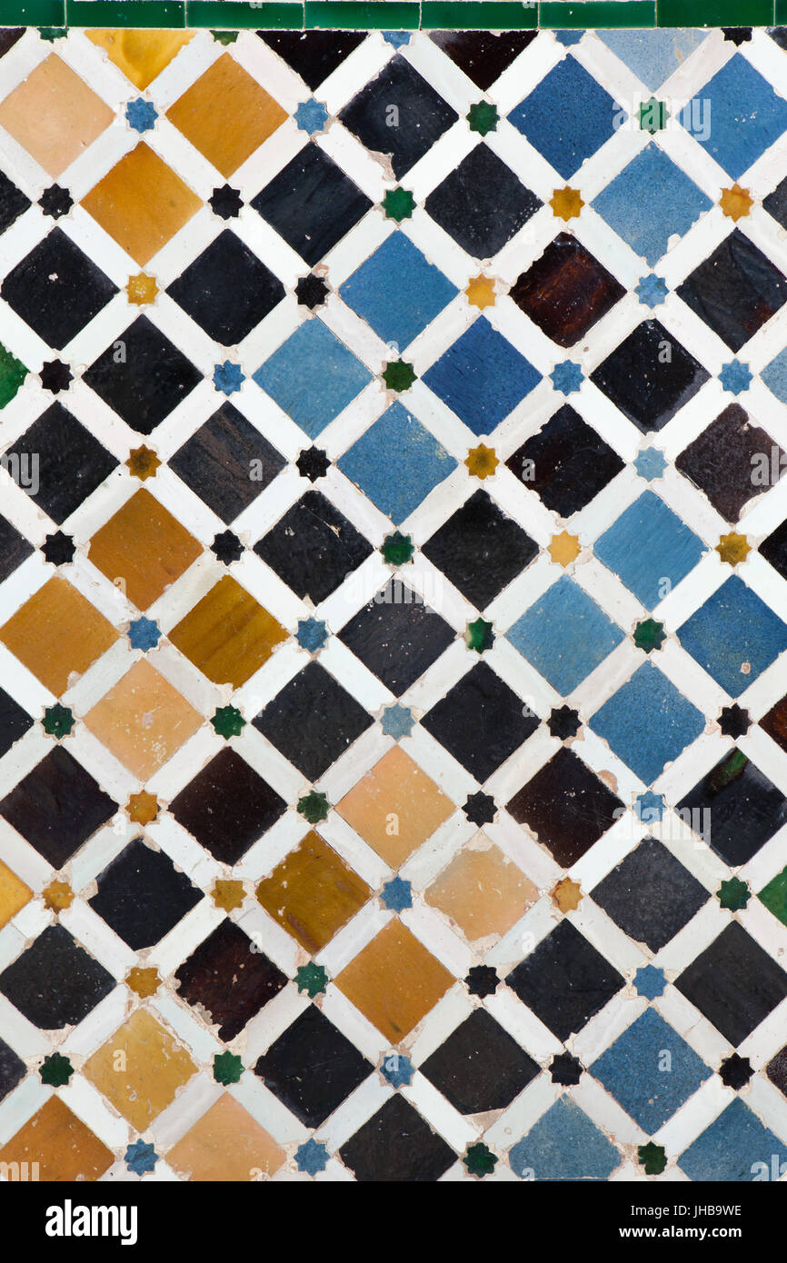 Mosaico geometrico costituito da piastrelle smaltate chiamato Alicatados dal XVI secolo alla corte del mirto (Patio de los Arrayanes), noto anche come il Patio del laghetto (Patio del Estanque) nel Palazzo di Comares (Palacio de Comares) nel complesso di palazzi Nasrid (Palacios Nazaríes) nell'Alhambra di Granada, Andalusia, Spagna. Foto Stock