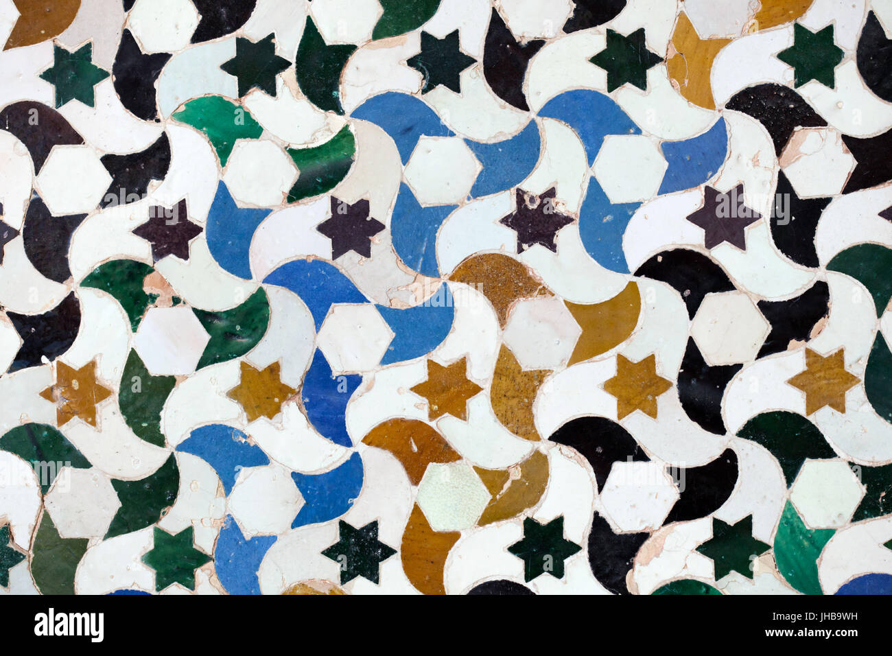 Mosaico geometrico costituito da piastrelle smaltate Alicatados chiamato alla corte del mirto (Patio de los Arrayanes), noto anche come il Patio del laghetto (Patio del Estanque) nel Palazzo di Comares (Palacio de Comares) nel complesso di palazzi Nasrid (Palacios Nazaríes) nell'Alhambra di Granada, Andalusia, Spagna. Foto Stock