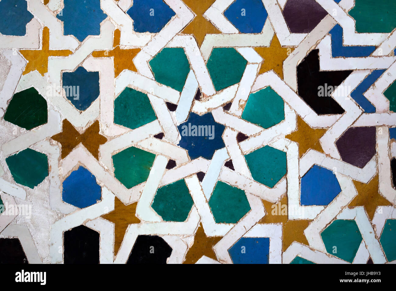 Mosaico geometrico costituito da piastrelle smaltate chiamato Alicatados nella Hall del Mexuar (Sala del Mexuar) nel complesso di palazzi Nasrid (Palacios Nazaríes) nell'Alhambra di Granada, Andalusia, Spagna. Foto Stock