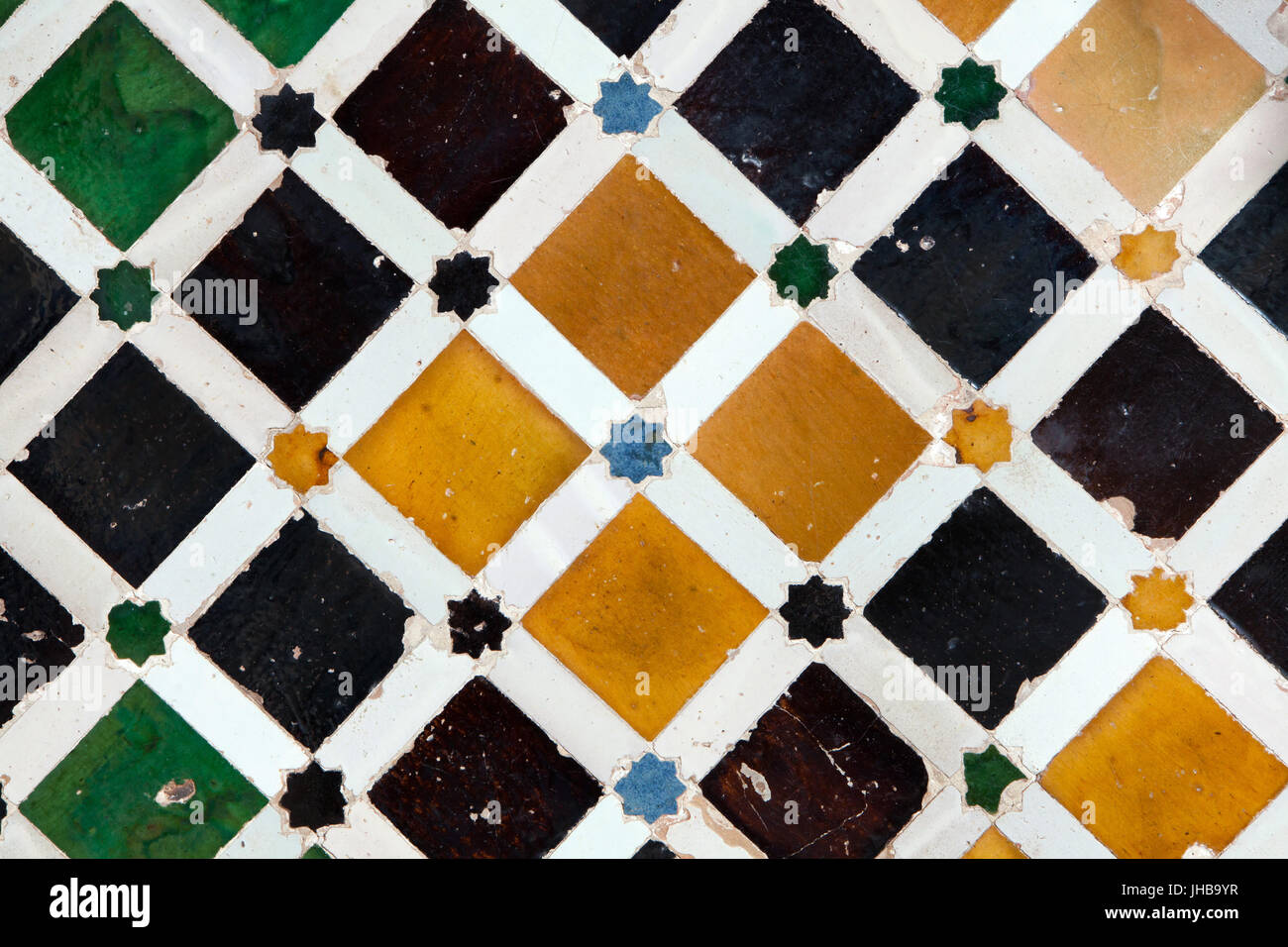 Mosaico geometrico costituito da piastrelle smaltate chiamato Alicatados dal XVI secolo alla corte del mirto (Patio de los Arrayanes), noto anche come il Patio del laghetto (Patio del Estanque) nel Palazzo di Comares (Palacio de Comares) nel complesso di palazzi Nasrid (Palacios Nazaríes) nell'Alhambra di Granada, Andalusia, Spagna. Foto Stock