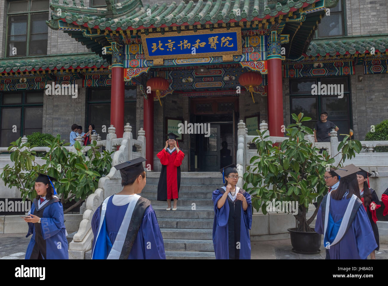 Laureati provenienti da Pechino Unione Medical College prendere le foto di graduazione a Pechino Unione Medical College Hospital di Beijing in Cina. Foto Stock