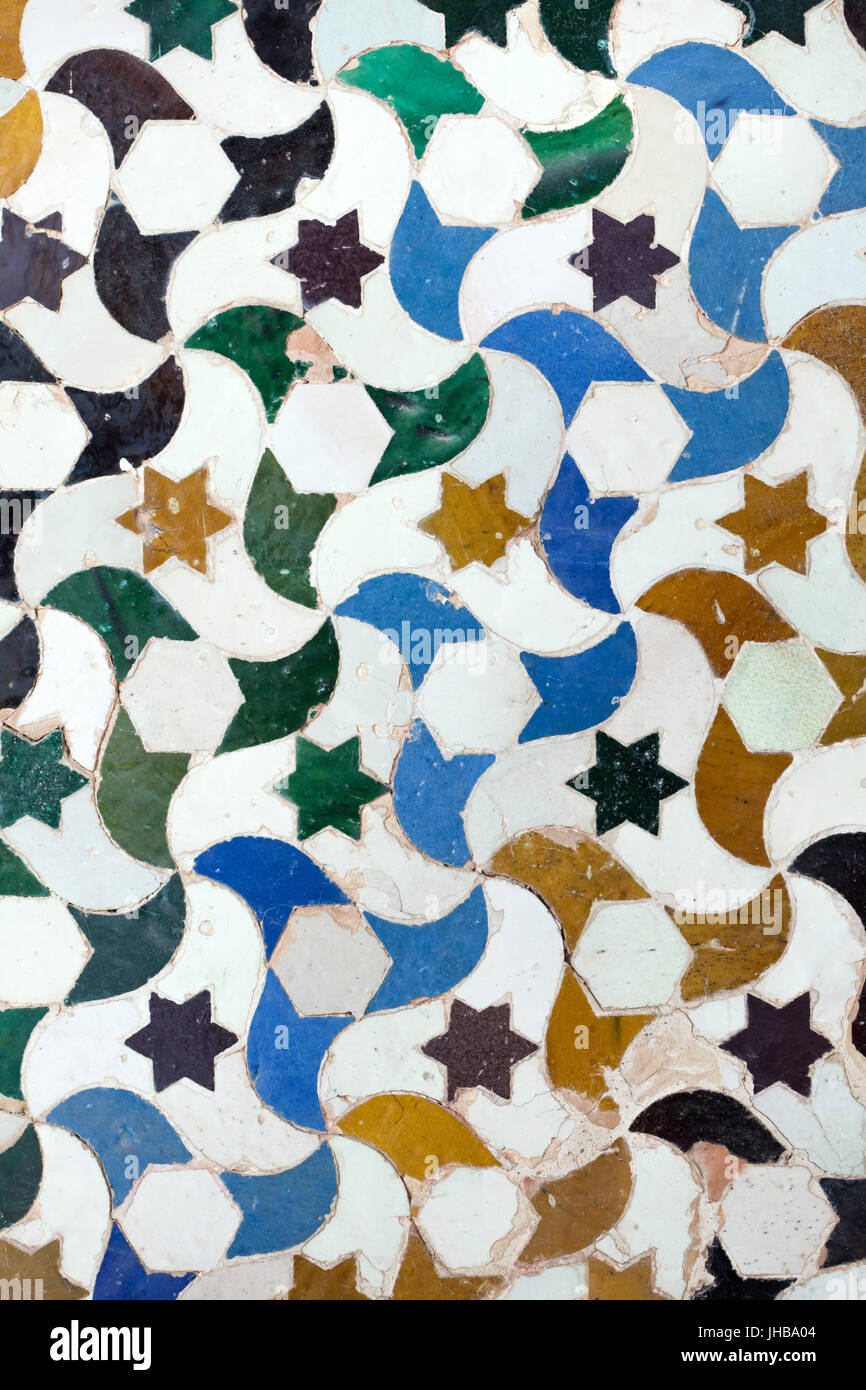 Mosaico geometrico costituito da piastrelle smaltate Alicatados chiamato alla corte del mirto (Patio de los Arrayanes), noto anche come il Patio del laghetto (Patio del Estanque) nel Palazzo di Comares (Palacio de Comares) nel complesso di palazzi Nasrid (Palacios Nazaríes) nell'Alhambra di Granada, Andalusia, Spagna. Foto Stock
