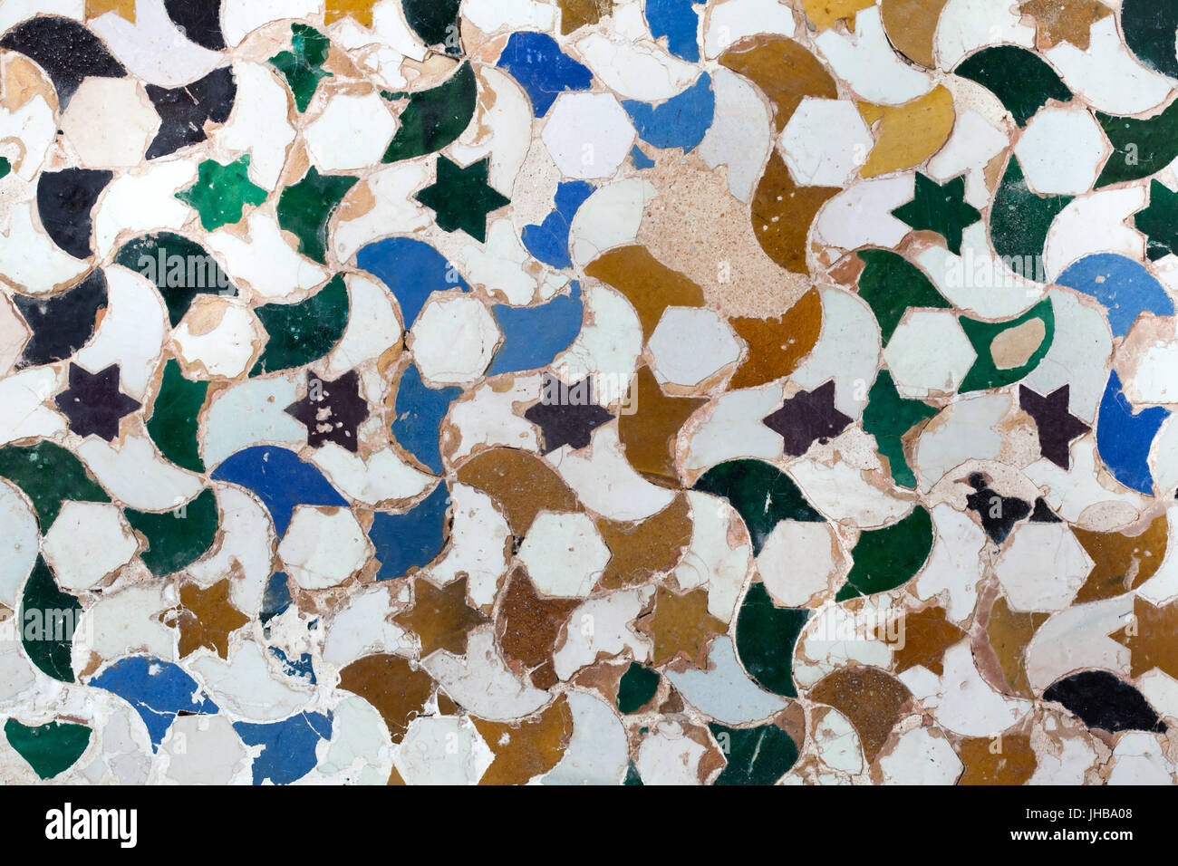 Mosaico geometrico costituito da piastrelle smaltate Alicatados chiamato alla corte del mirto (Patio de los Arrayanes), noto anche come il Patio del laghetto (Patio del Estanque) nel Palazzo di Comares (Palacio de Comares) nel complesso di palazzi Nasrid (Palacios Nazaríes) nell'Alhambra di Granada, Andalusia, Spagna. Foto Stock