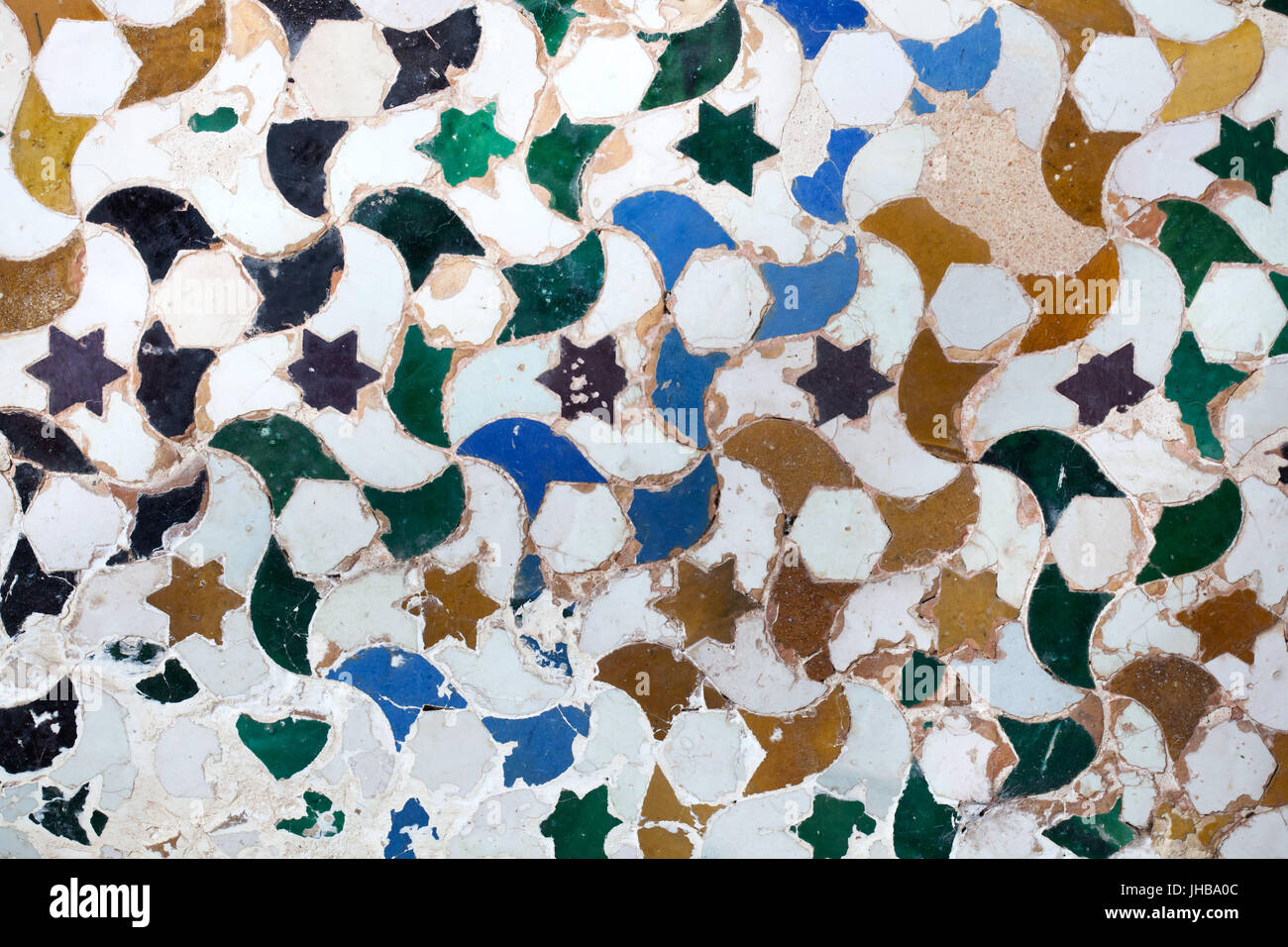 Mosaico geometrico costituito da piastrelle smaltate Alicatados chiamato alla corte del mirto (Patio de los Arrayanes), noto anche come il Patio del laghetto (Patio del Estanque) nel Palazzo di Comares (Palacio de Comares) nel complesso di palazzi Nasrid (Palacios Nazaríes) nell'Alhambra di Granada, Andalusia, Spagna. Foto Stock