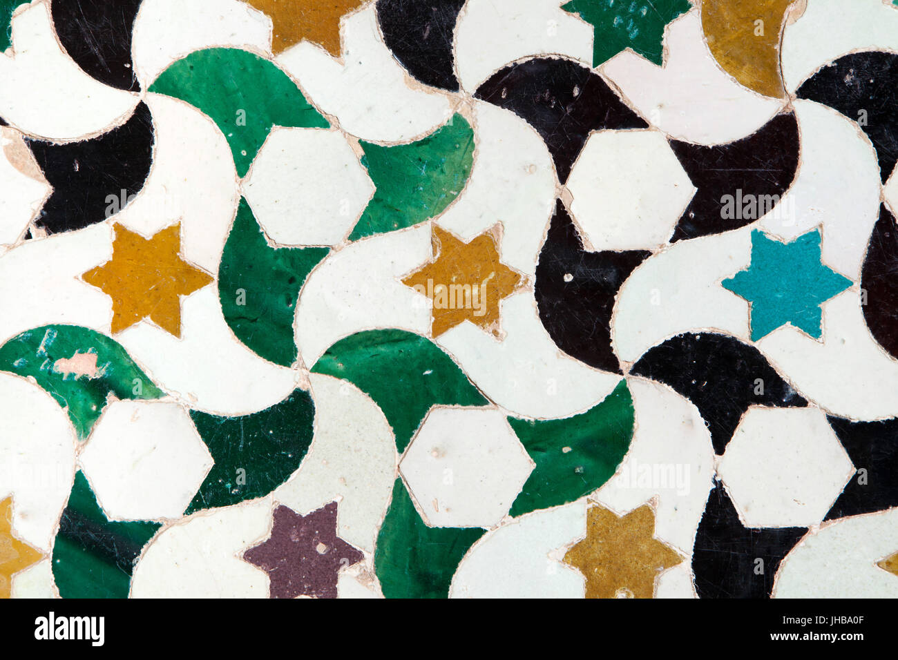 Mosaico geometrico costituito da piastrelle smaltate Alicatados chiamato alla corte del mirto (Patio de los Arrayanes), noto anche come il Patio del laghetto (Patio del Estanque) nel Palazzo di Comares (Palacio de Comares) nel complesso di palazzi Nasrid (Palacios Nazaríes) nell'Alhambra di Granada, Andalusia, Spagna. Foto Stock