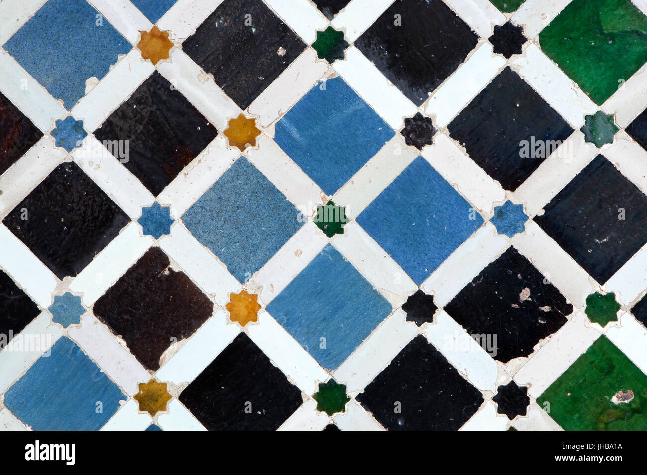 Mosaico geometrico costituito da piastrelle smaltate chiamato Alicatados dal XVI secolo alla corte del mirto (Patio de los Arrayanes), noto anche come il Patio del laghetto (Patio del Estanque) nel Palazzo di Comares (Palacio de Comares) nel complesso di palazzi Nasrid (Palacios Nazaríes) nell'Alhambra di Granada, Andalusia, Spagna. Foto Stock