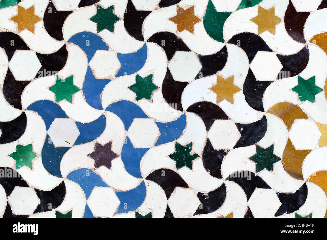Mosaico geometrico costituito da piastrelle smaltate Alicatados chiamato alla corte del mirto (Patio de los Arrayanes), noto anche come il Patio del laghetto (Patio del Estanque) nel Palazzo di Comares (Palacio de Comares) nel complesso di palazzi Nasrid (Palacios Nazaríes) nell'Alhambra di Granada, Andalusia, Spagna. Foto Stock