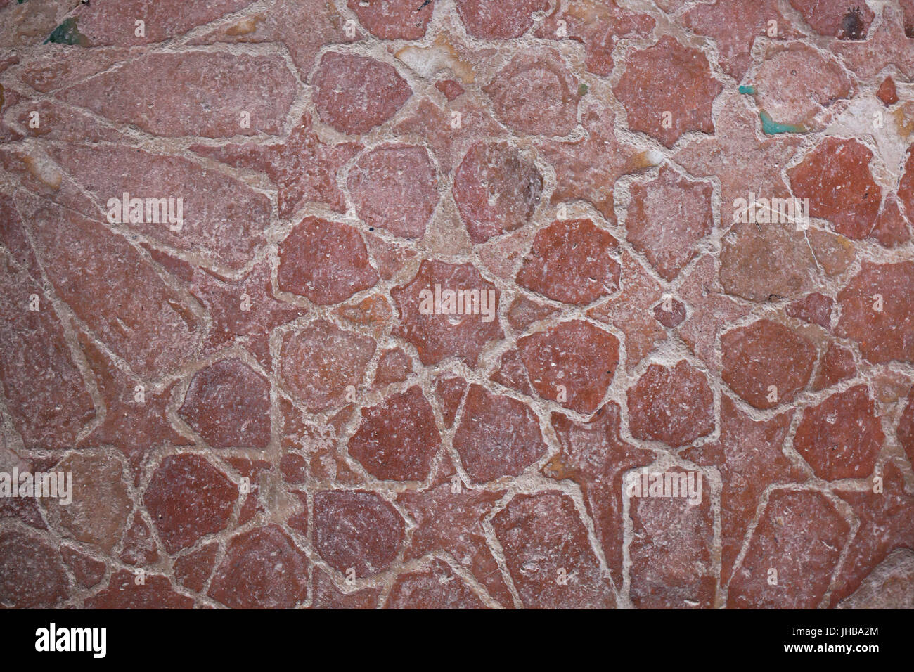 Mosaico geometrico costituito da piastrelle smaltate chiamato Alicatados sul pavimento nella Hall dell'Ajimeces (Sala de los Ajimeces) nel Palazzo dei Leoni (Palacio de Los Leones) nel complesso di palazzi Nasrid (Palacios Nazaríes) nell'Alhambra di Granada, Andalusia, Spagna. Foto Stock