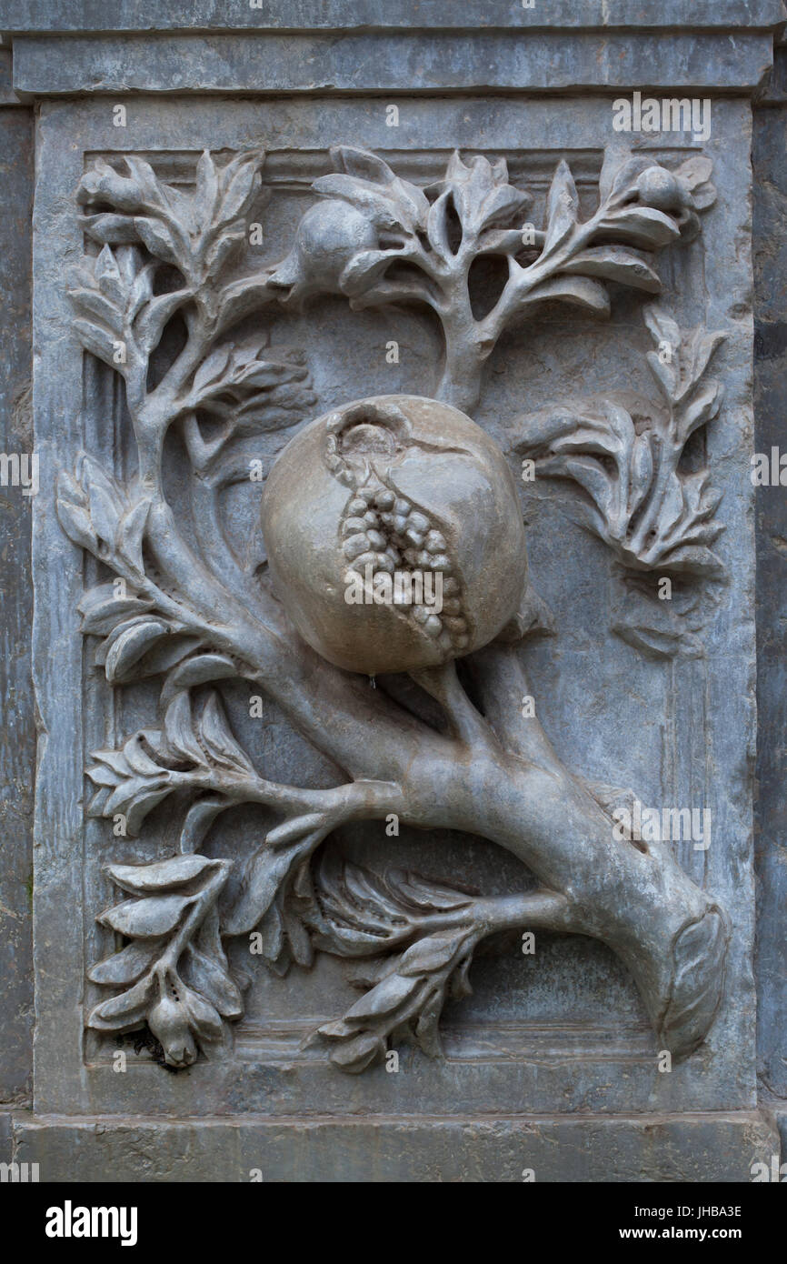 Melograno come simbolo di Granada raffigurata sulla Fontana di Carlo V (Pilar de Carlos V) progettato dal Rinascimento Spagnolo architetto Pedro MACHUCA (2004) (1545) accanto alla porta di giustizia (Puerta de la Justicia) nel complesso del palazzo dell'Alhambra di Granada, Andalusia, Spagna. Foto Stock