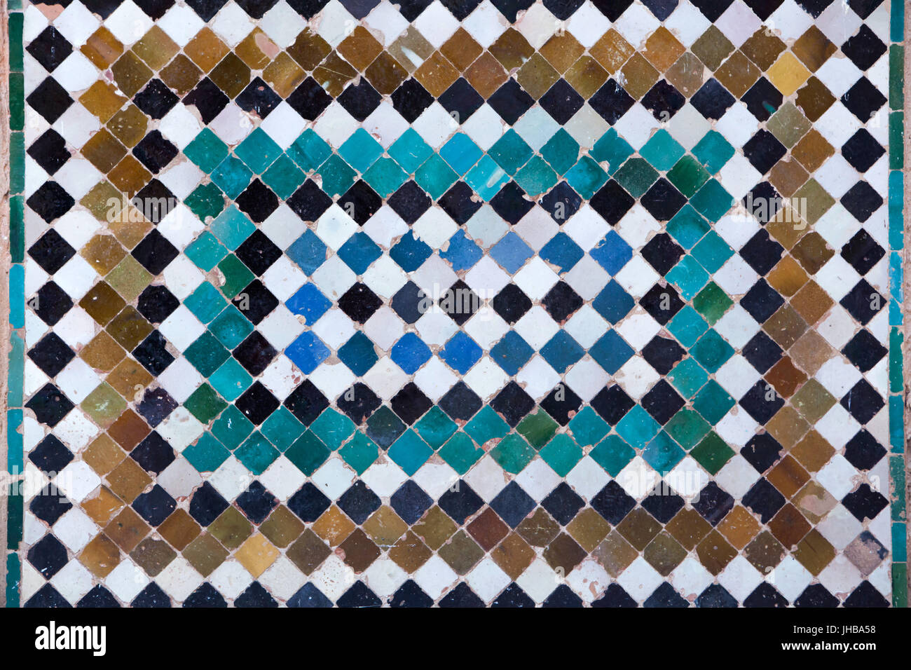 Mosaico geometrico costituito da piastrelle smaltate chiamato Alicatados nel patio della sala dorata (Patio del Cuarto Dorado) tra il Mexuar e il Palazzo di Comares (Palacio de Comares) nel complesso di palazzi Nasrid (Palacios Nazaríes) nell'Alhambra di Granada, Andalusia, Spagna. Foto Stock