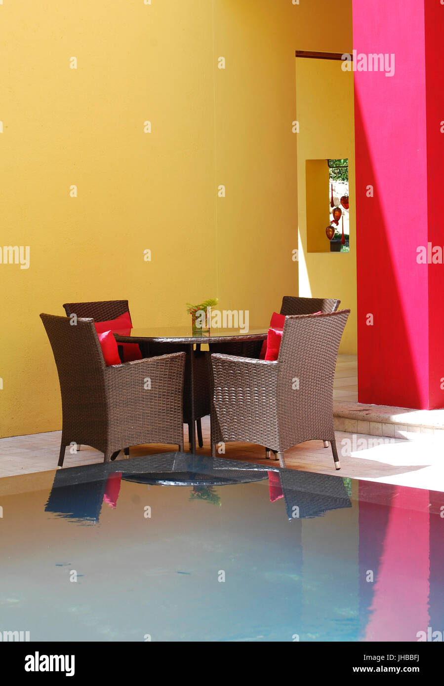 Interno tavolo e sedie a fianco di una splash pool, Villa Azalea Inn e Azienda agricola biologica, Cabo Corrientes, Jalisco, Messico Foto Stock