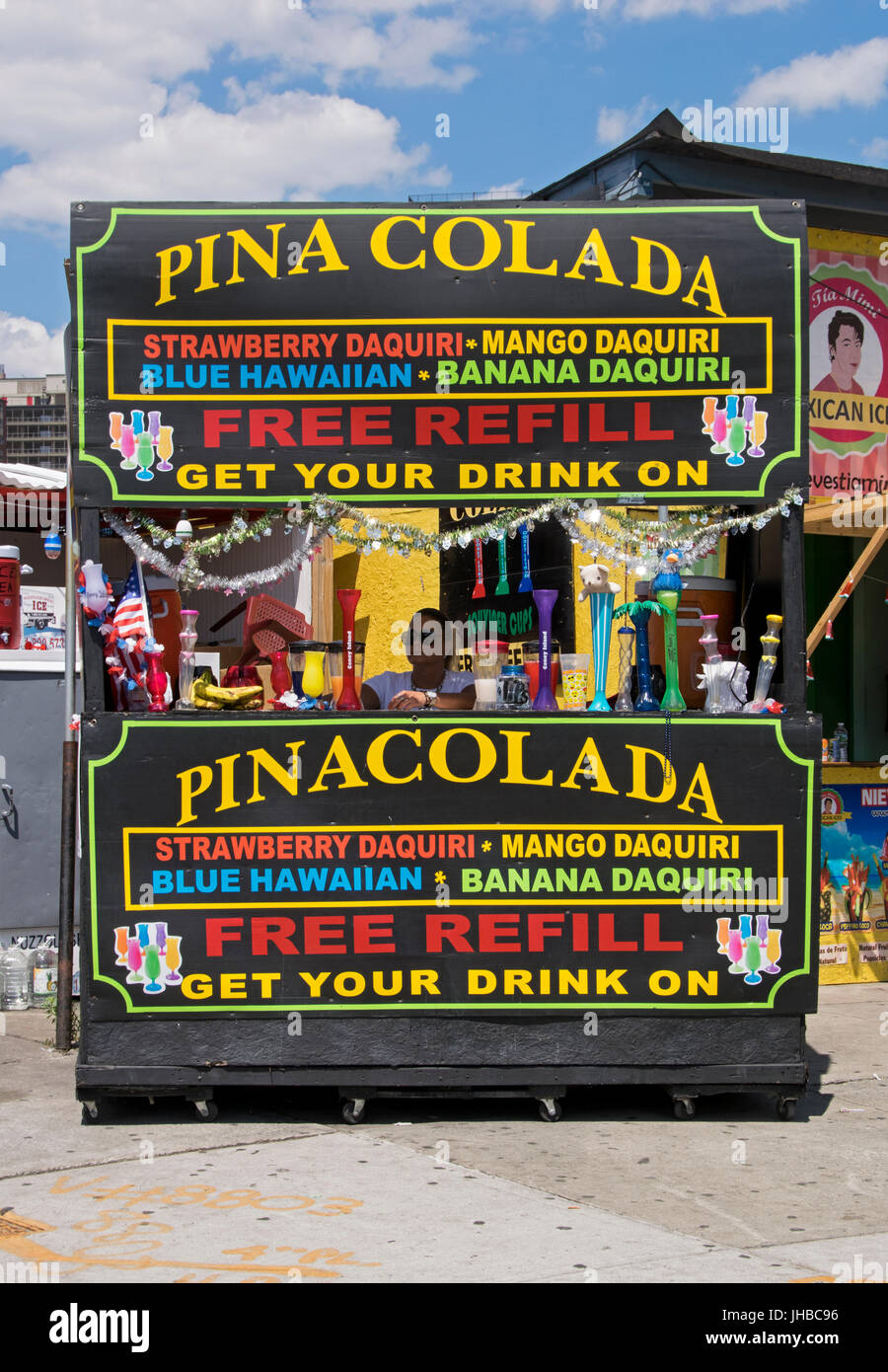 Un coloratissimo stand con vendita di Pina Colada & altri miscugli di bevande e offre gratuitamente una ricarica. In Coney Island, Brooklyn, New York. Foto Stock