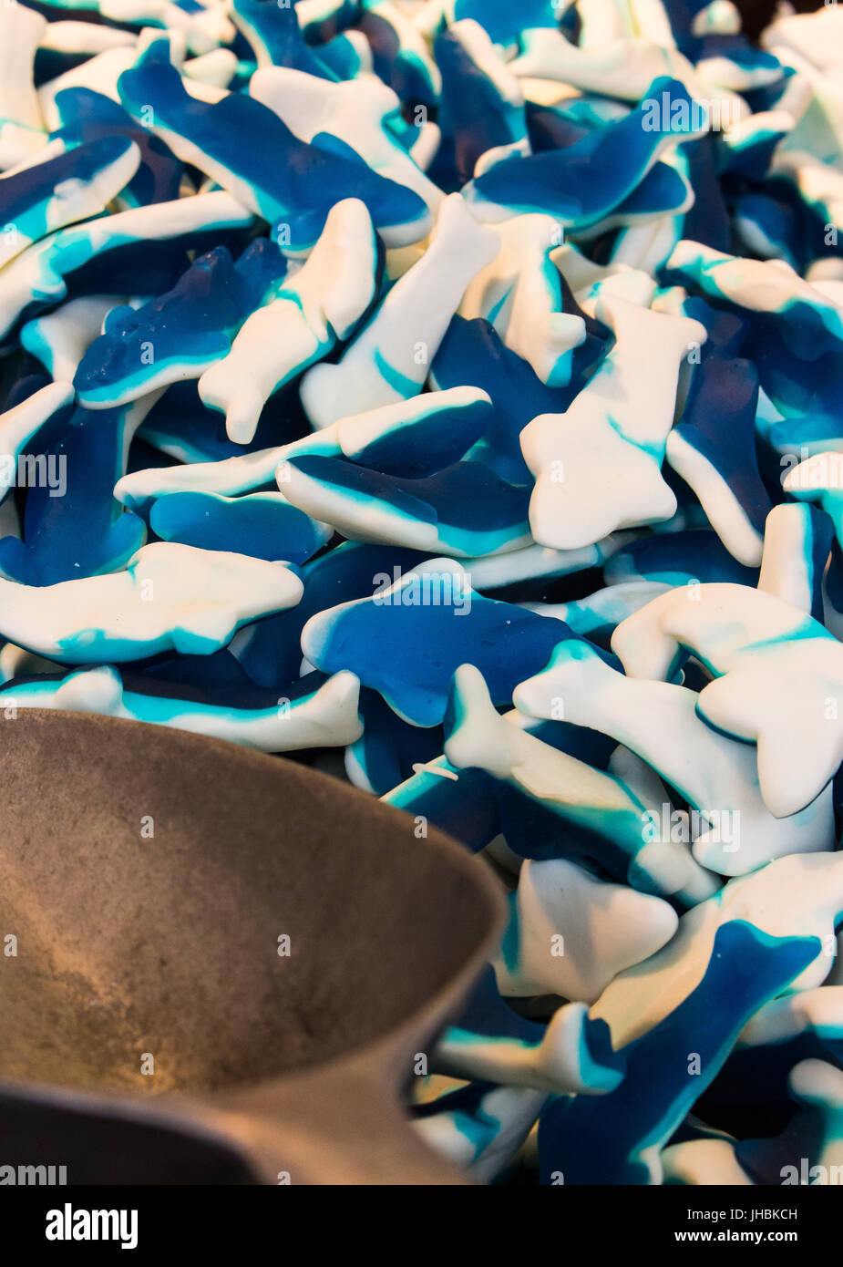 Bianco blu vino gum delfini giacciono su una pila con una pala silvber Foto Stock
