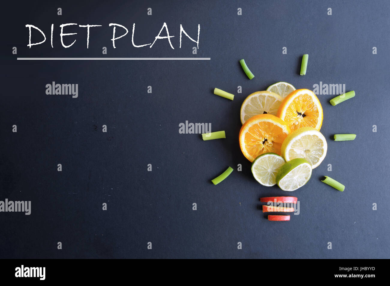 La dieta piano per fare elenco accanto ai frutti nella forma di una lampadina Foto Stock