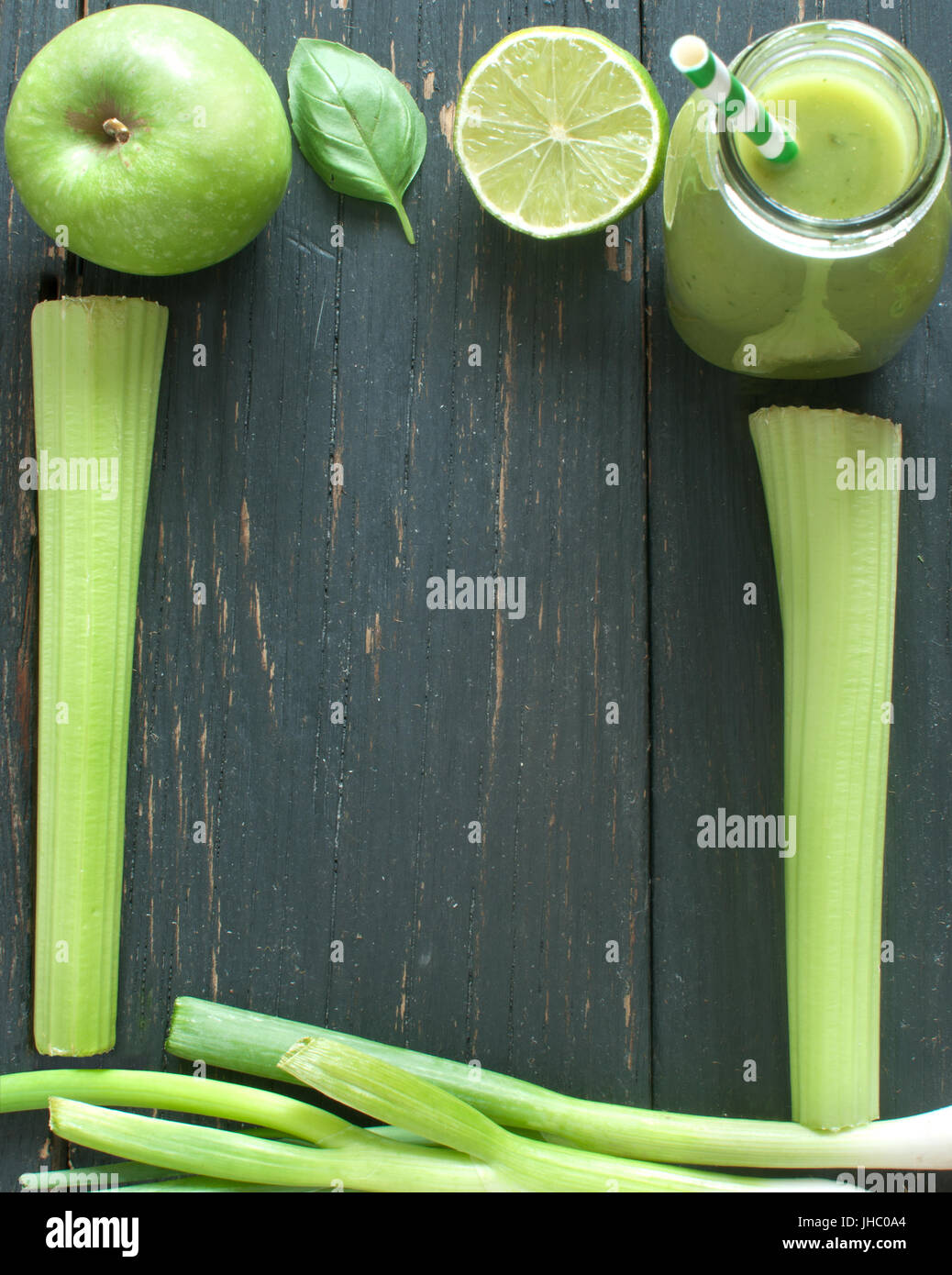 Frullato di miscelati con ingredienti freschi su un tavolo di legno con spazio per il testo Foto Stock