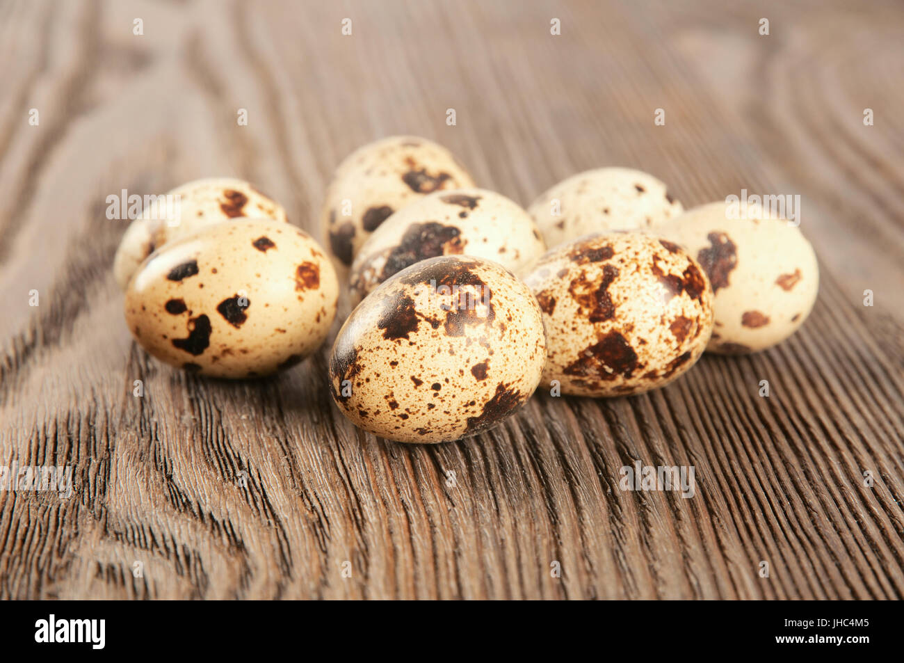 Avvistato uova di quaglia su un tavolo di legno Foto Stock