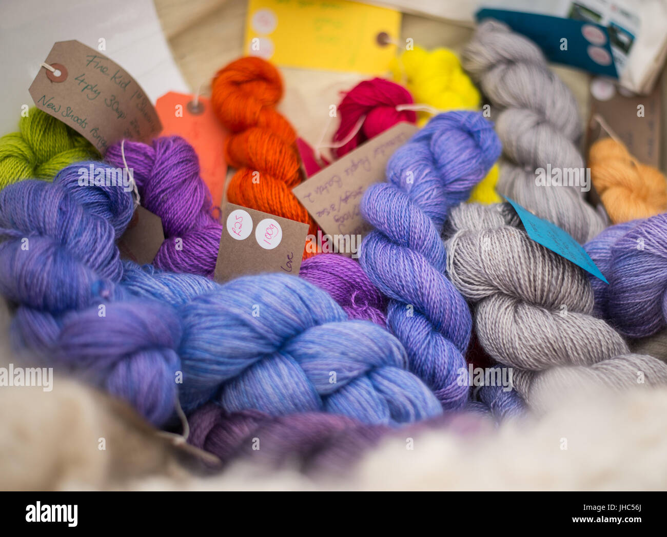 Colorata Lana per maglieria per la vendita al mercato locale Foto Stock