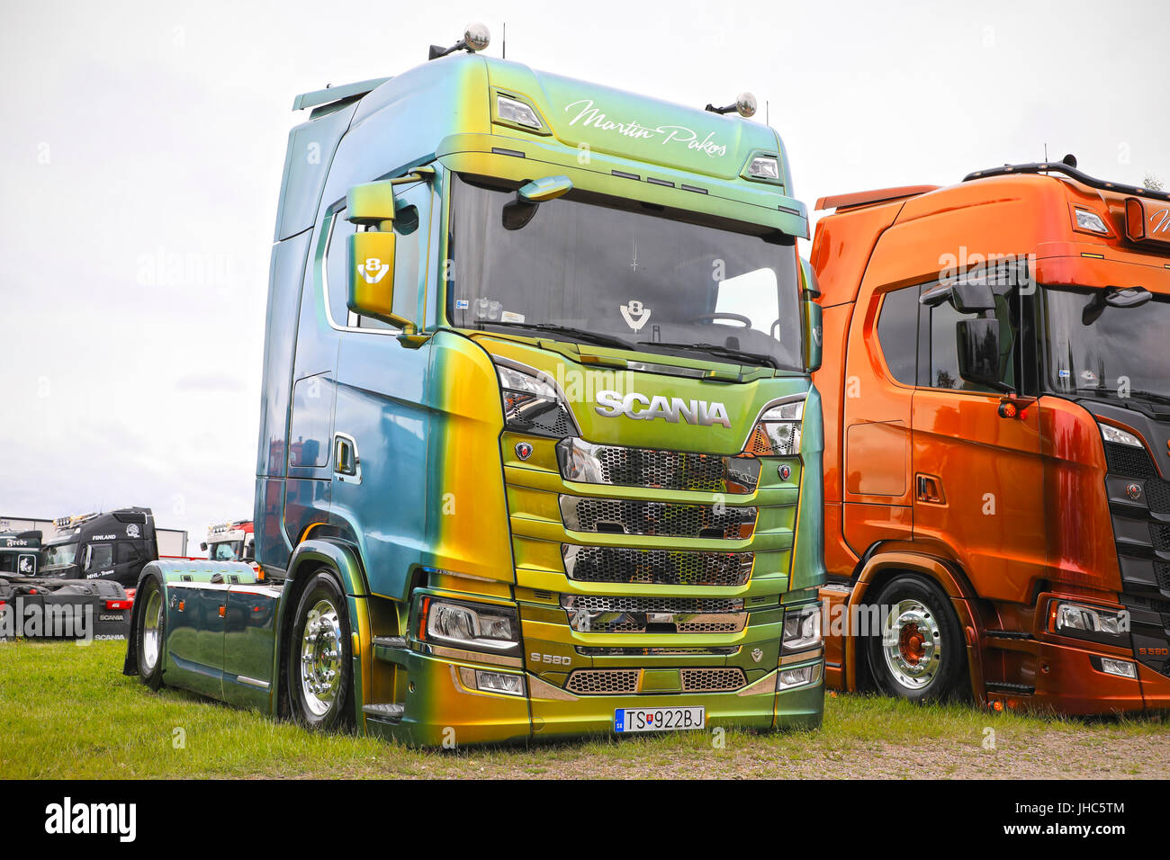 LOVIISA, Finlandia - luglio 1, 2017: splendidamente personalizzati di nuova generazione Scania S580 di Martin Pakos con speciale vernice cromata e dettagli sul fiume Foto Stock