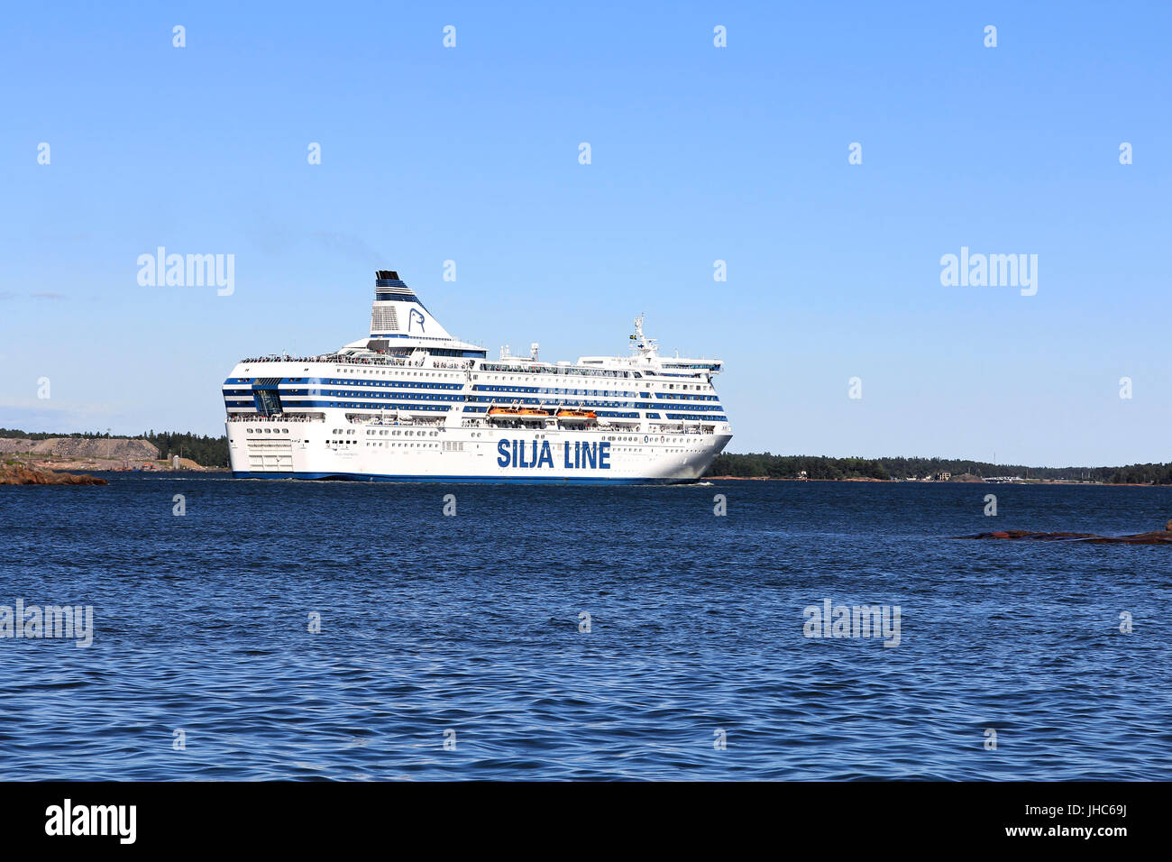 HELSINKI, Finlandia - 28 giugno 2017: Silja Symphony cruise ferry di vele da sud Porto, Helsinki a Stoccolma in Svezia in una giornata di sole dell'estate. Foto Stock