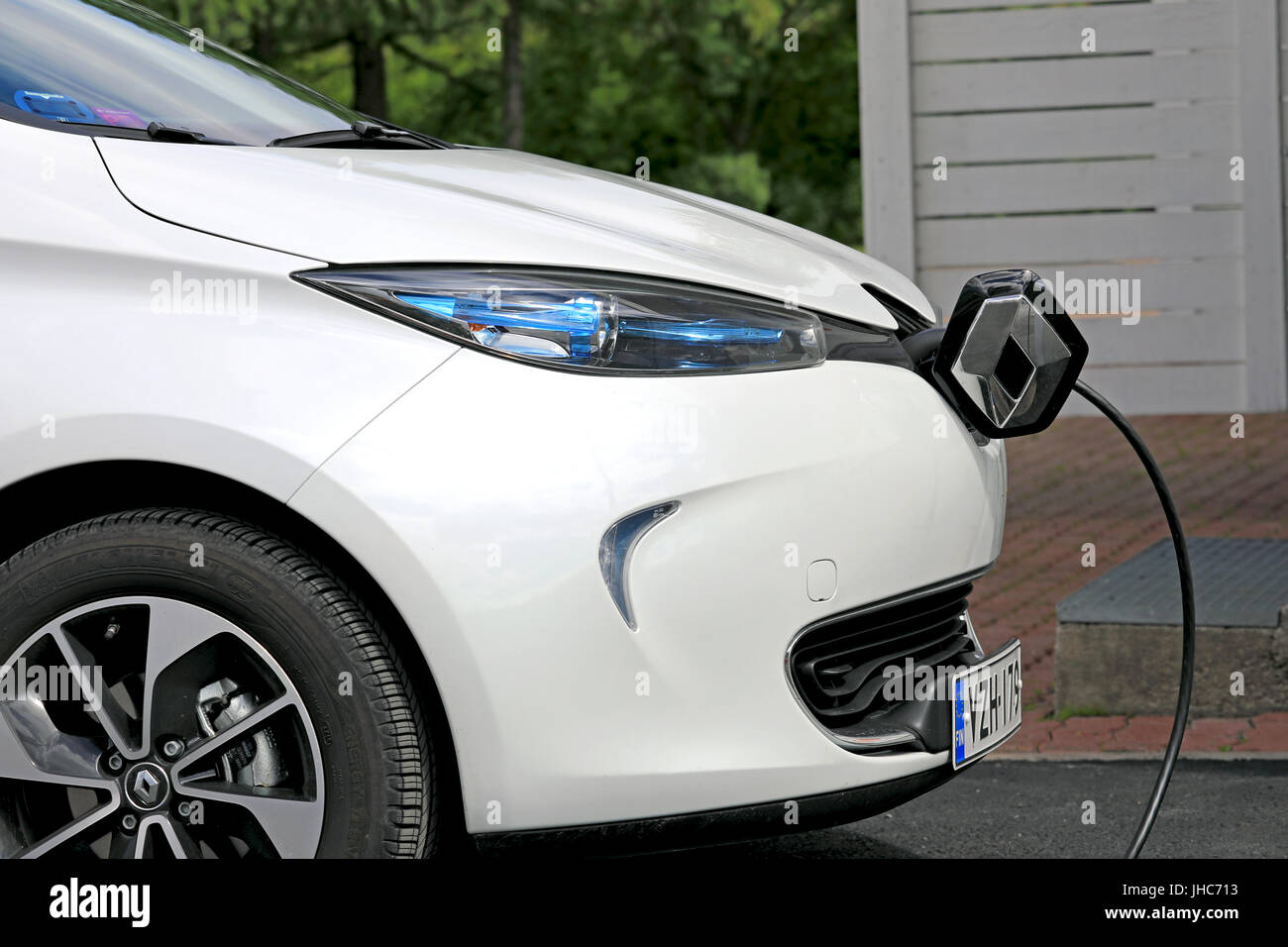 FORSSA, Finlandia - 23 giugno 2017: Renault Zoe ZE 40 auto elettrica è collegato alla presa di corrente per caricare la batteria. Il Zoe supporta AC solo per ricarica. Foto Stock